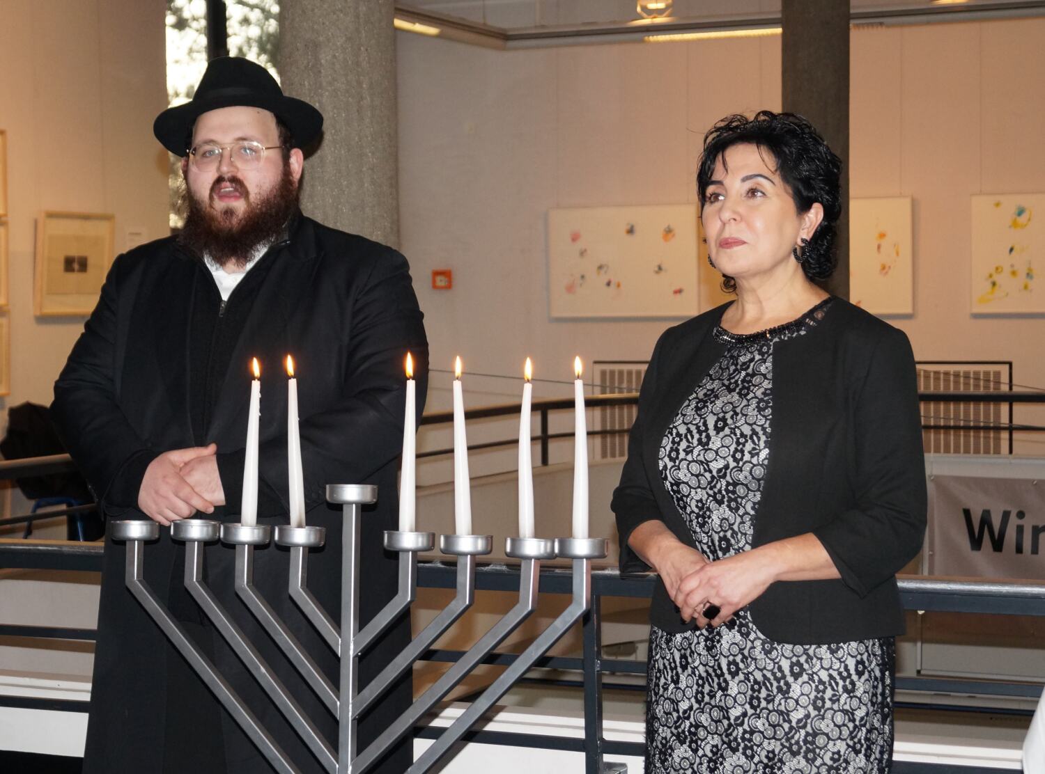 Bezirksbürgermeisterin Demirbüken-Wegner mit Rabbiner David Teichtal beim Lichterzünden im Rathaus Reinickendorf. Bild: BA Rdf