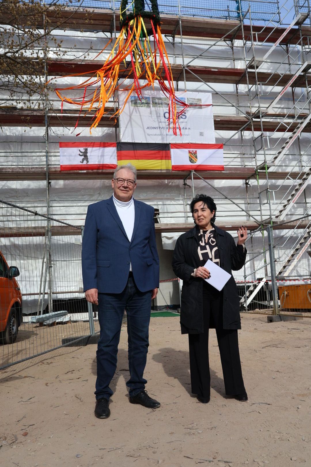 Bezirksbürgermeisterin Emine Demirbüken-Wegner und Bildungsstadtrat Harald Muschner in bester Laune: Der Erweiterungsbau der Ringelnatz-Grundschule liegt im Zeitplan.