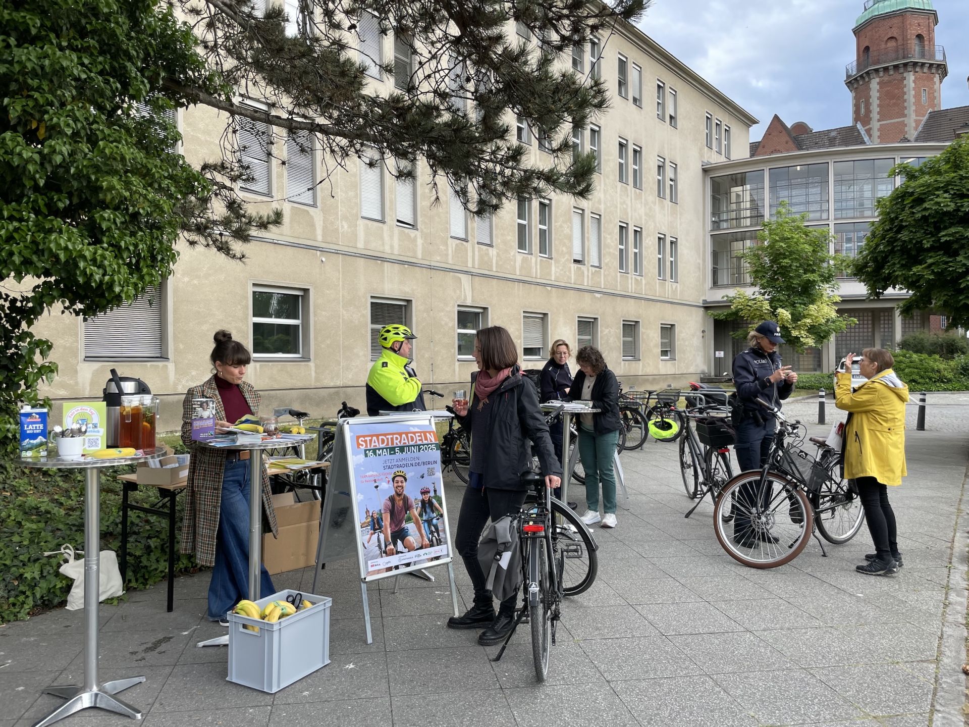 Werben fürs Stadtradeln vorm Reinickendorfer Rathaus  