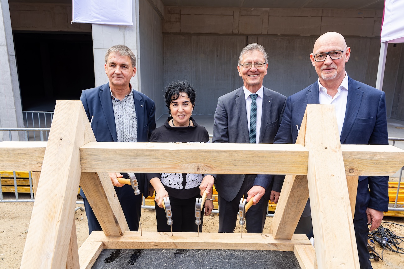 Gesobau-Geschäftsführer Franzen, Senator Gaebler, Bezirksbürgermeisterin Demirbüken-Wegner und DIW Bau-Geschäftsführer Winkler (v.r.) Copyright GESOBAU AG / Thomas Rafalzyk