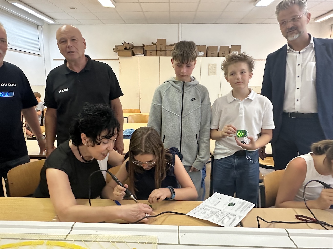 Bezirksbürgermeisterin und Schülerin beim gemeinsamen Löten.