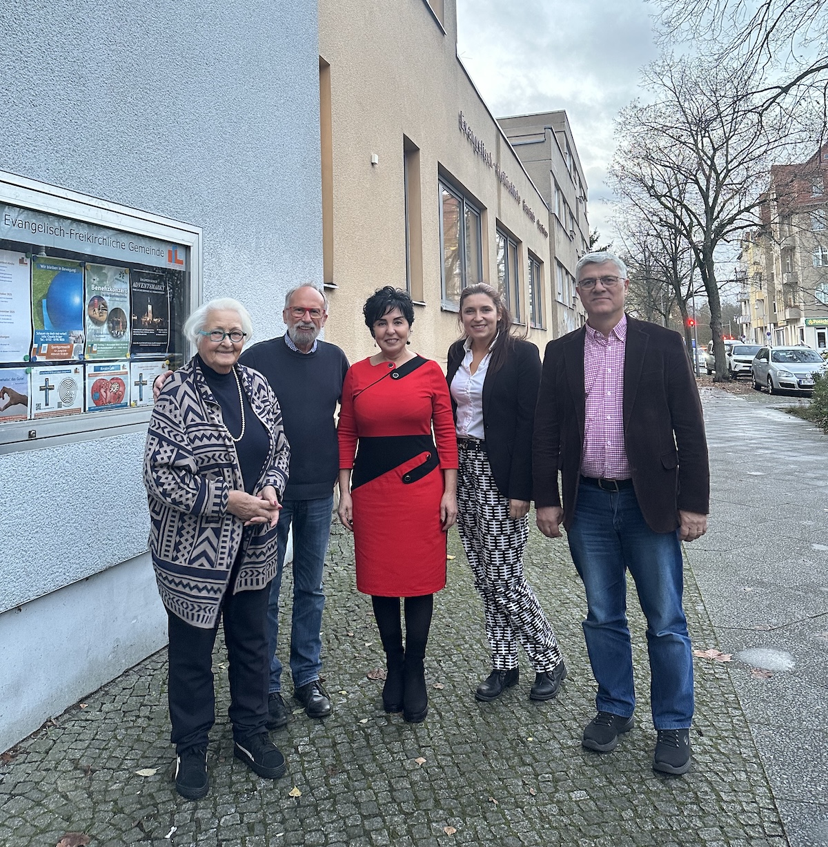 v.l.n.r. Eveline Harder vom Sozialwerk Berlin e.V., Gemeindeleiter Detlev Nagi, Bezirksbürgermeisterin Emine Demirbüken-Wegner, Einsamkeitsbeauftragte Katharina Schulz, Pastor Georg Schierling