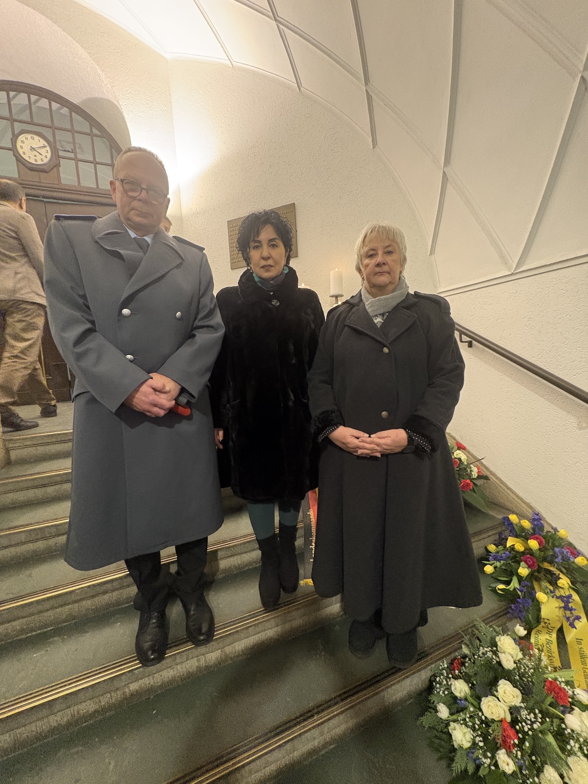 Bezirksverordnetenvorsteherin Kerstin Köppen, Bezirksbürgermeisterin Emine Demirbüken-Wegner und Oberst Jens Roßmanith
