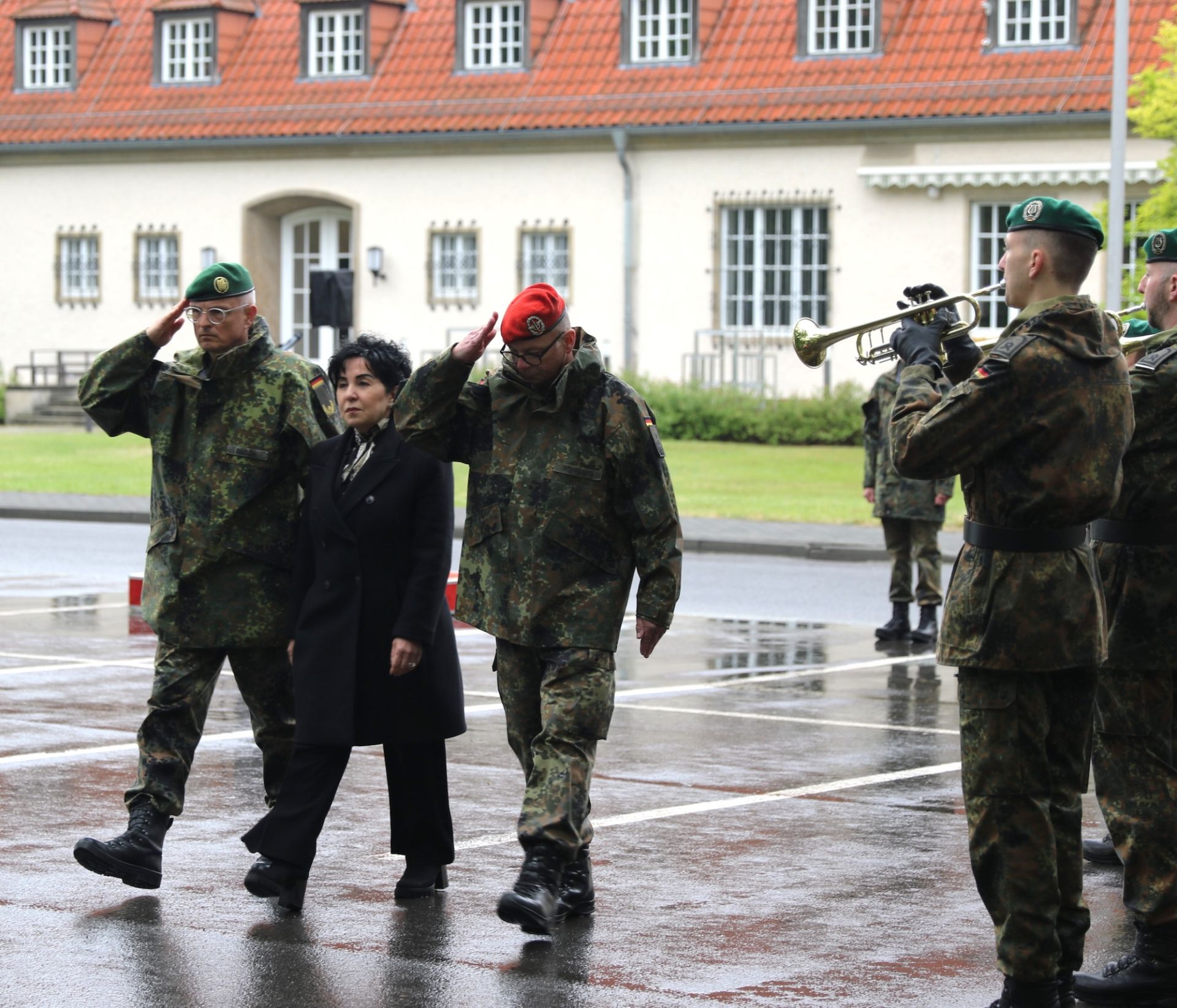Bezirksbürgermeisterin Demirbüken-Wegner als Ehrengast mit Brigadegeneral Horst Busch (li.) und Oberst Jens Roßmanith