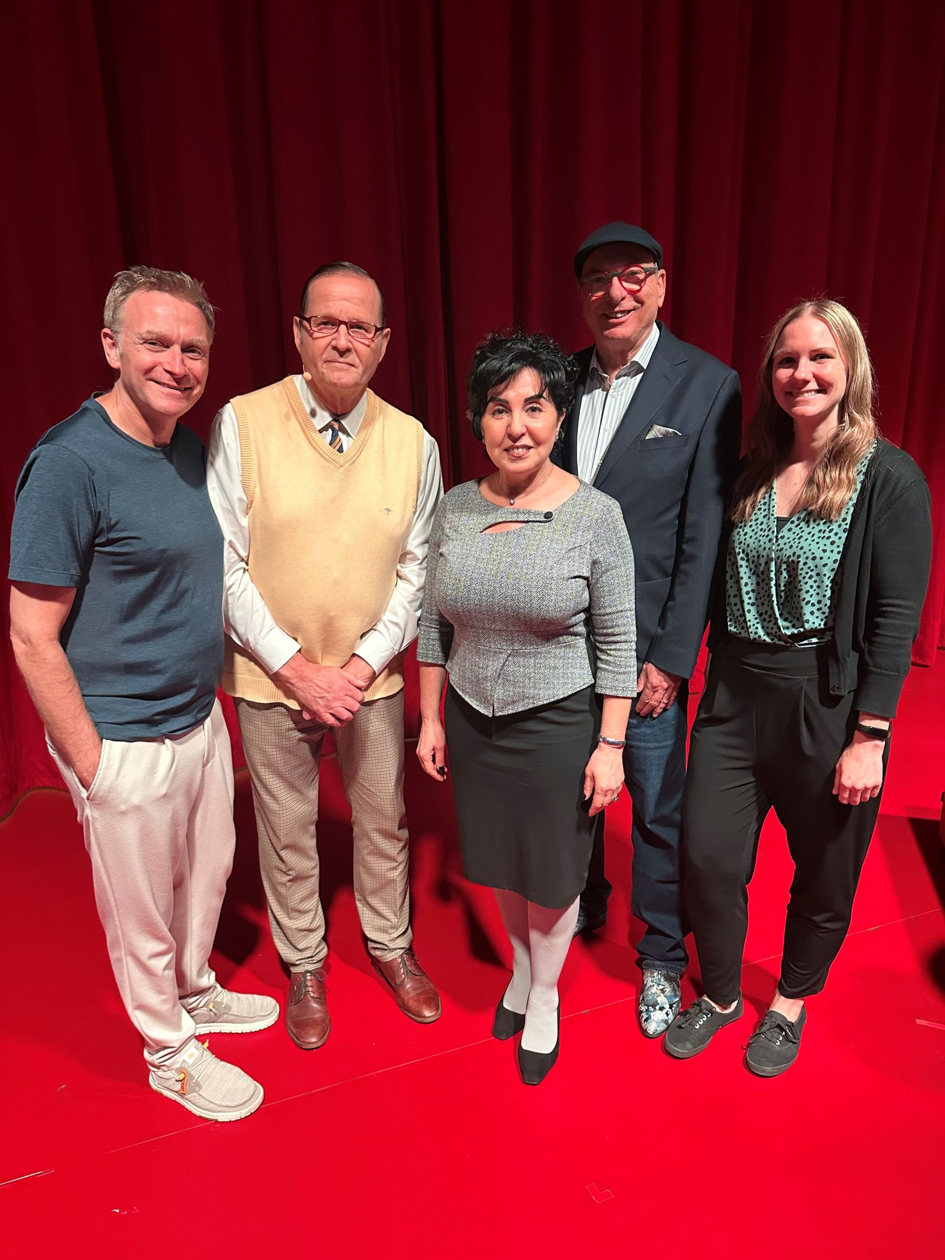 von links nach rechts: Thomas Nicolai, Helmut Hoffmann, Bezirksbürgermeisterin Emine Demirbüken-Wegner, Michael Genähr und Nadine Zenk (Fachbereich Senioren)