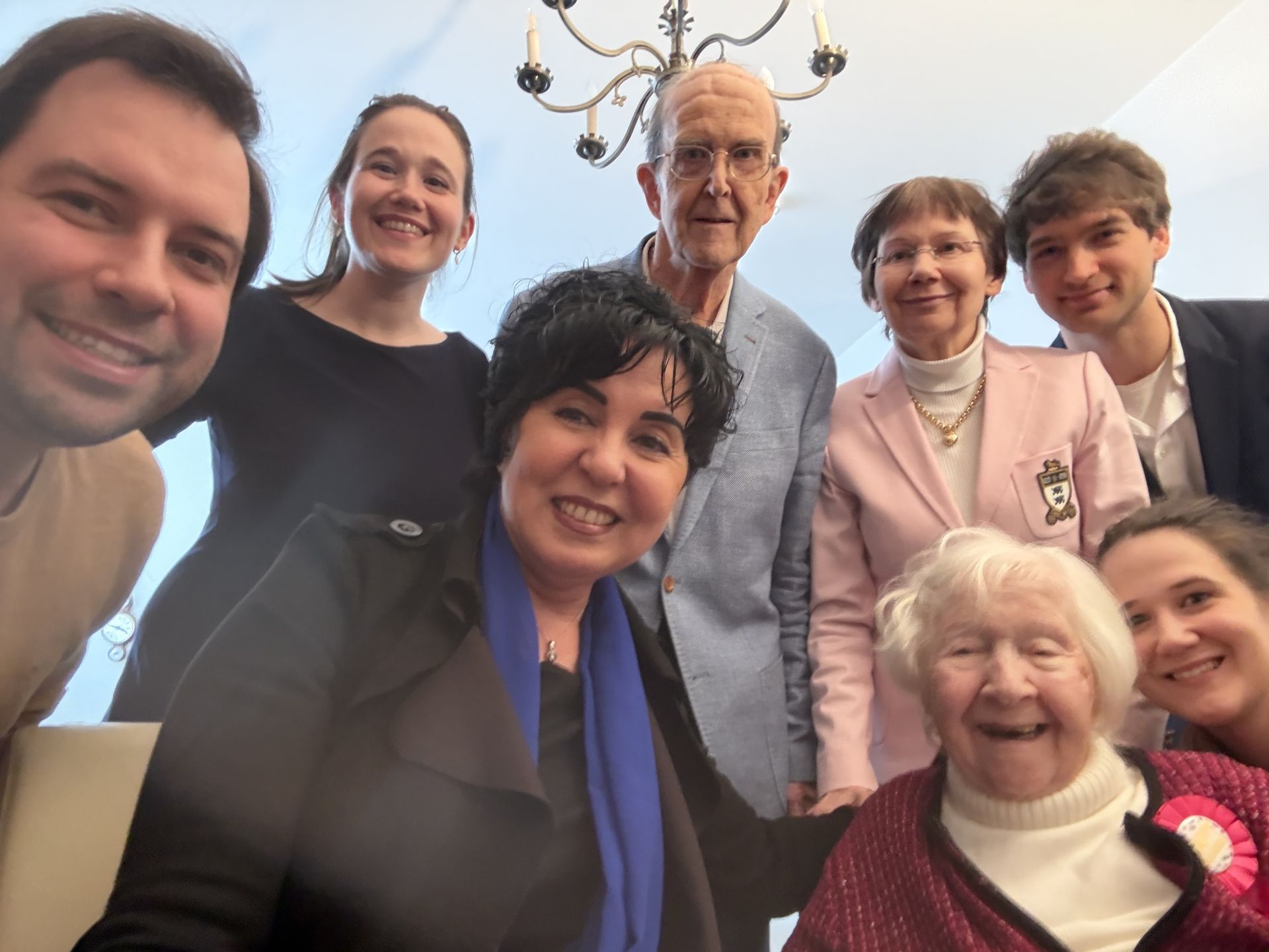 Gemeinsames Geburtstagsbild mit der Jubilarin und Familie