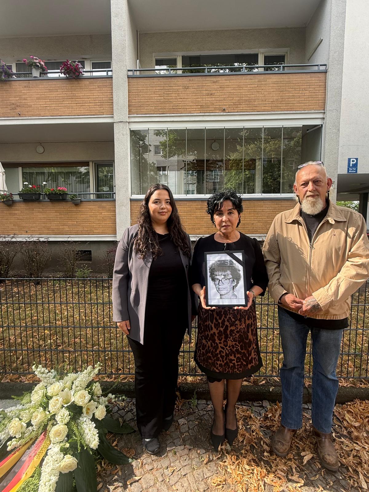 Gemeinsames Gedenken an Beate Fischer durch Bezirksbürgermeisterin Emine Demirbüken-Wegner, Christian Axt, Geschäftsführer und Inhaber Horst Axt & Söhne Straßen- und Tiefbau GmbH, und Zeynep Gamze Sahin, Pressestelle / Veranstaltungen