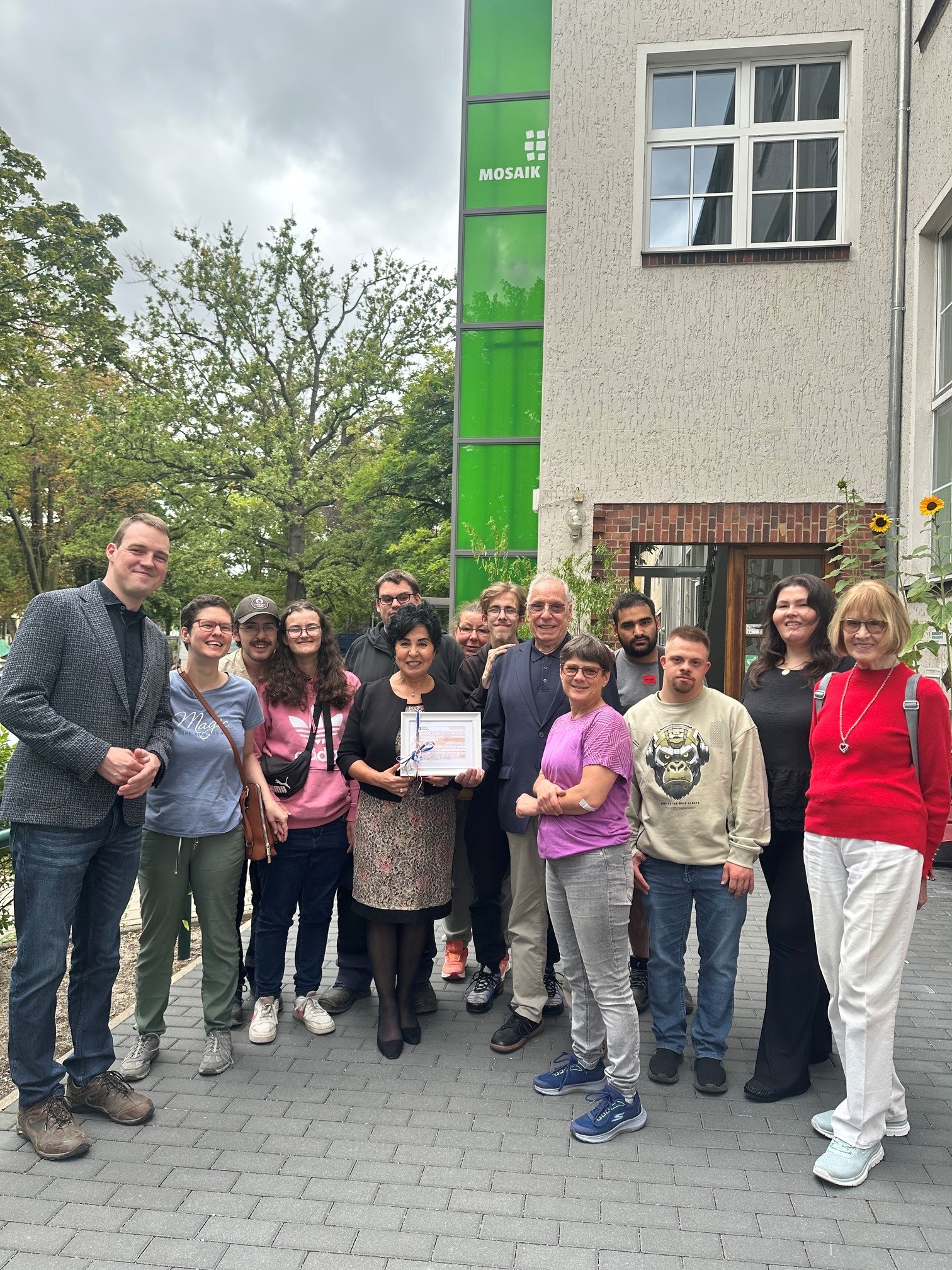 Scheckübergabe durch Bezirksbürgermeisterin Demirbüken-Wegner an das Reinickendorfer Team der Mosaik-Berlin GmbH