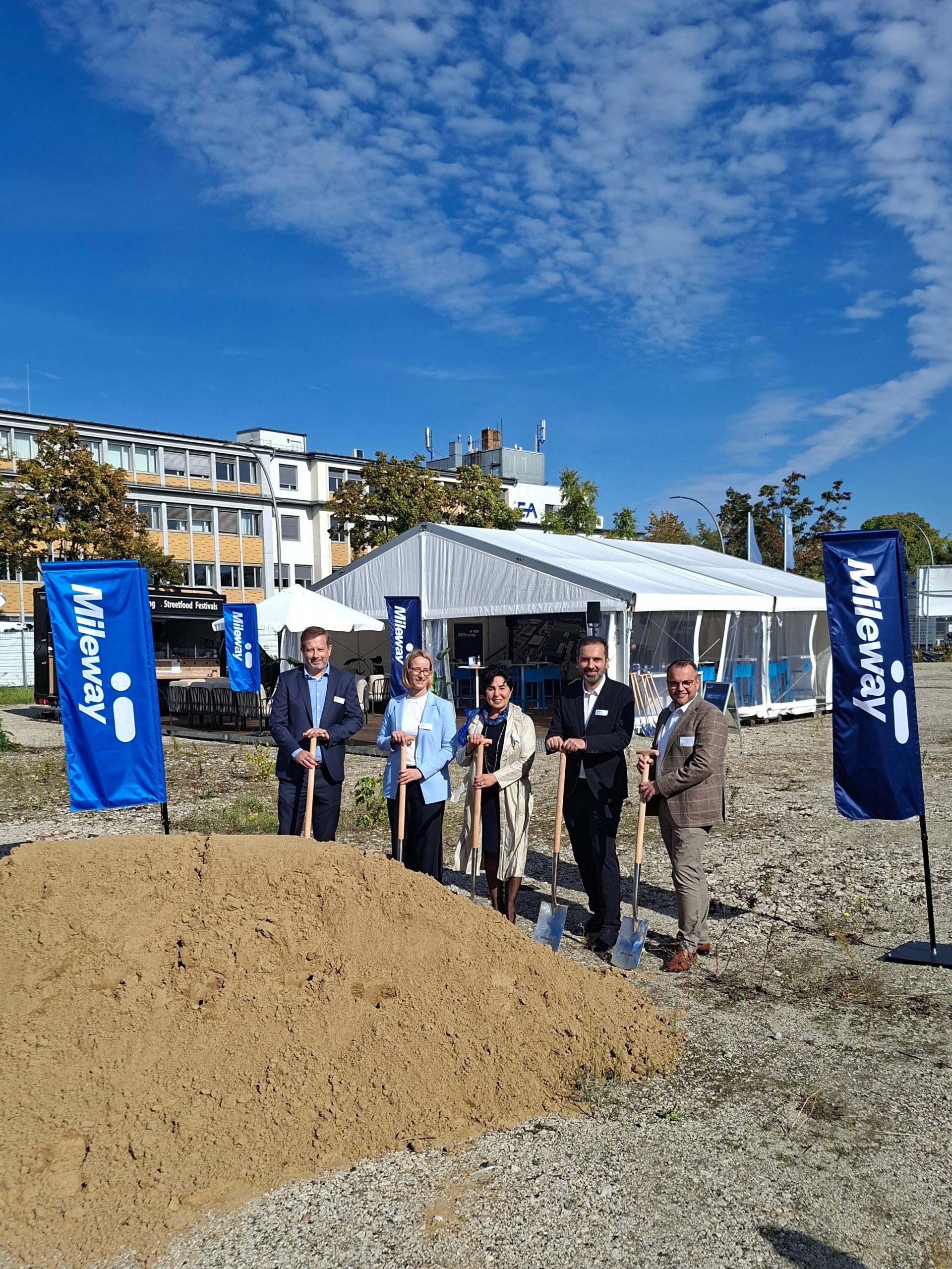 Gemeinsames Gruppenfoto zum Spatenstich am Holzhauser Markt