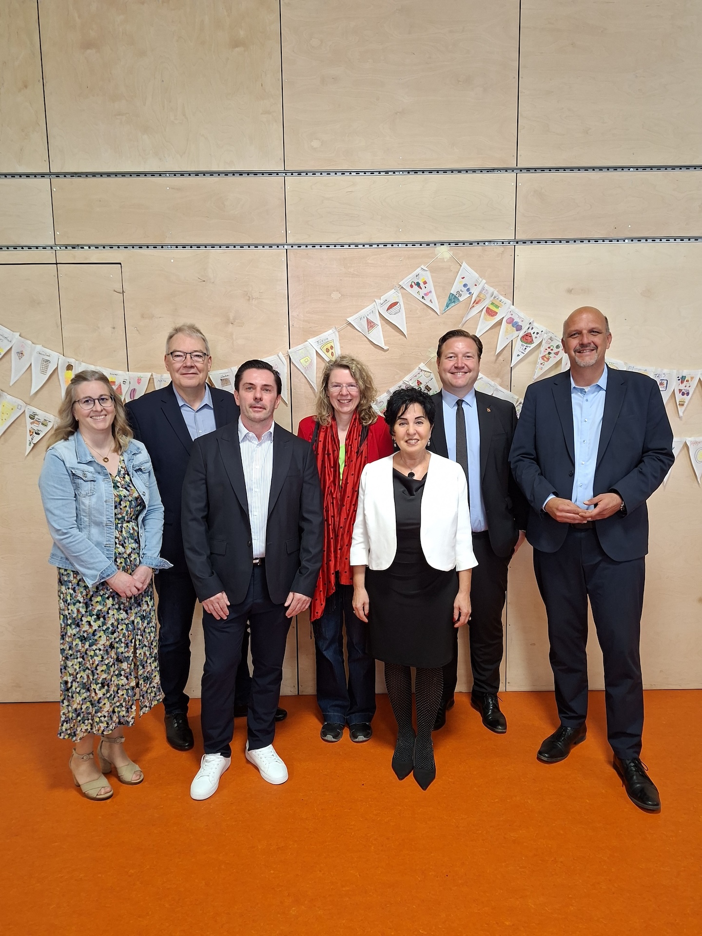 Staatssekretär Stephan Machulik, Bezirksstadtrat Sebastian Pieper, Bezirksbürgermeisterin Emine Demirbüken-Wegner, Bezirksstadträtin Korinna Stephan, Schulleiter André Seidel, Schulstadtrat Harald Muschner,  Konrektorin Svenja Kraus (im Bild von rechts).