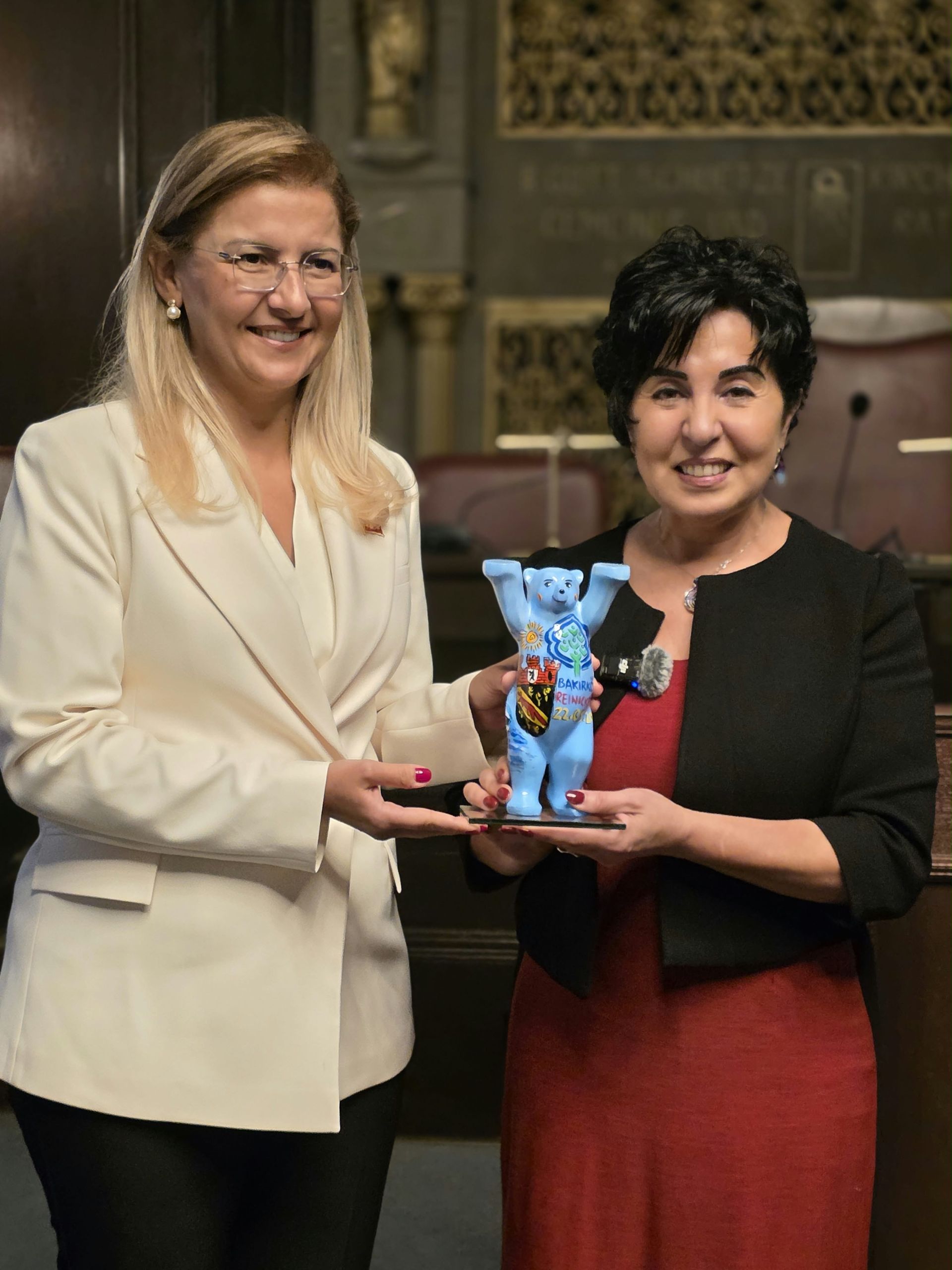 Die Bürgermeisterin von Bakırköy, Dr. Ayşegül Özdemir Ovalıoğlu, erhält als Erinnerung an den Besuch in Berlin einen Buddybären im Reinickendorf-Design.