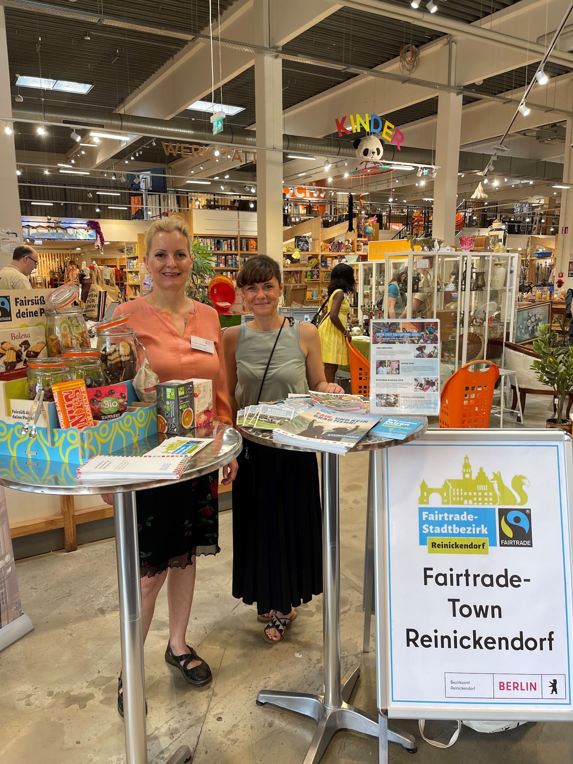 Werbung für die Fairtrade-Stadt Reinickendorf: v.r. Koordinatorin für kommunale Entwicklungspolitik Jane Krüger und Kerstin Hanke (Wirtschaftsförderung)