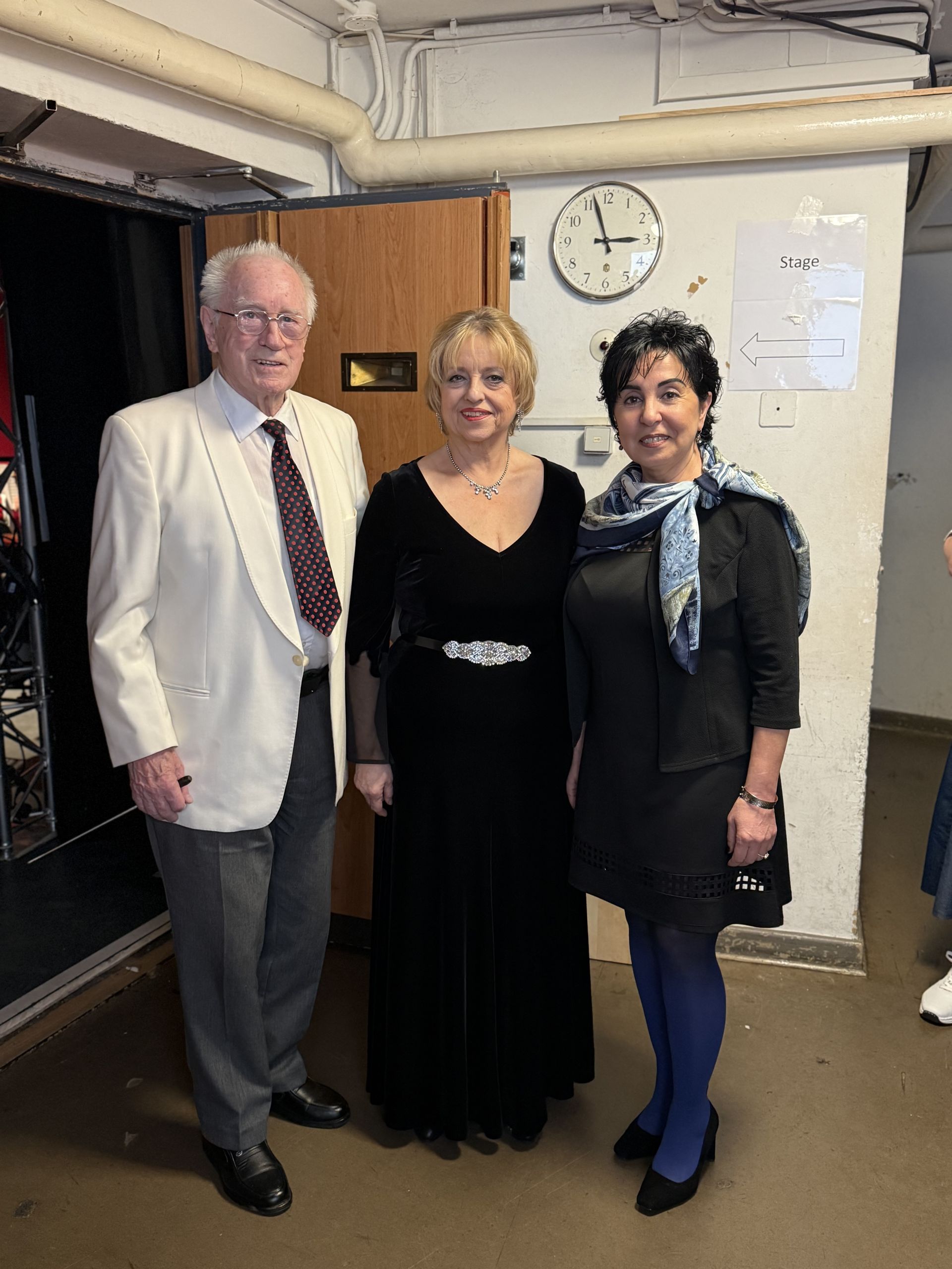 Dirigent Günter Krause, Sopranistin Gabriele Scheidecker und Bezirksbürgermeisterin Emine Demirbüken-Wegner (v.l.).