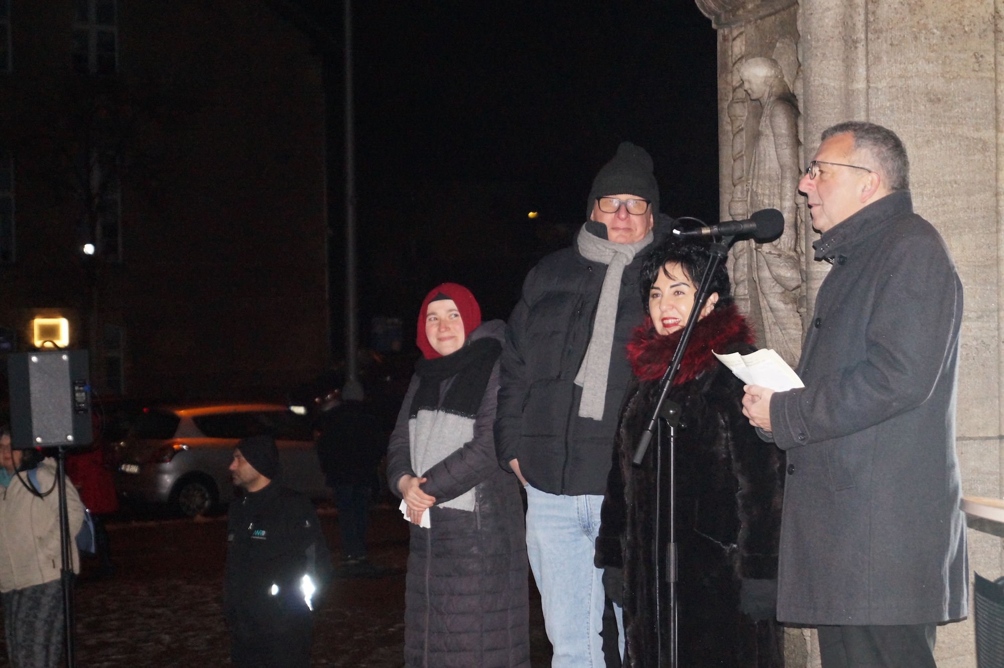 Superintendent Thomas Harms, hier gemeinsam mit der Bezirksb&uuml;rgermeisterin, dem Antisemitismusbeauftragten der J&uuml;dischen Gemeinde Berlin, Sigmount K&ouml;nigsberg, sowie der islamischen Theologin K&uuml;bra Dalk?l?&ccedil; (v.r.).