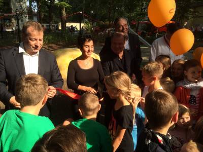 Erffnung des Kinderspielplatzes am Falkplatz mit dem Bezirksbrgermeister von Reinickendorf Frank Balzer, Emine Demirbken-Wegner (Staatssekretrin fr Gesundheit) und Baustadtratvon Reinickendorf Martin Lambert