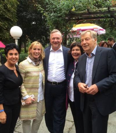 Familienfest des Landesverbandes und Kreisverbandes Reinickendorf der Frauenunion
v.l.: Katrin Schulze-Bernd (Bezirksstadtrtin fr Schule, Bildung und Kultur / Kreisvorsitzende der Frauen Union Reinickendorf) Frank Henkel (Brgermeister von Berlin u Senator fr Inneres und Sport), Edeltraut Tpfer (Landesvorsitzende der Frauen Union) und Eberhard Diepgen (regierender Brgermeister von Berlin a.D.)