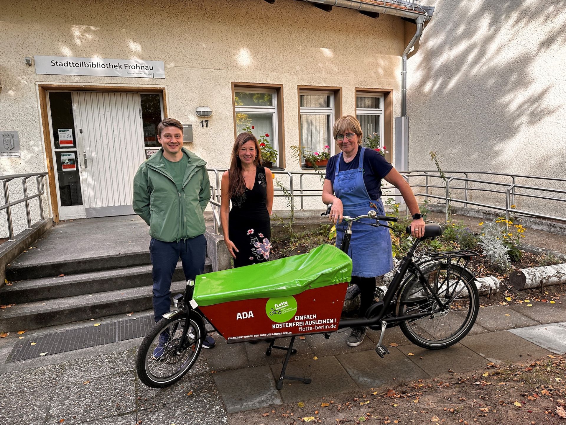 Dr. Foxi wurde am 02.10. an die Seniorenfreizeitstätte Adelheidalle übergeben. V.l.n.r: Josephine (flotte Berlin), Andreas Becker (Klimaleitstelle Bezirksamt Reinickendorf), Alina Döring (Leiterin der Seniorenfreizeitstätte Adelheidallee) und Dominik Lindhammer (Leitung des Fachbereichs Seniorinnen und Senioren Bezirksamt Reinickendorf). Copyright: BA Reinickendorf