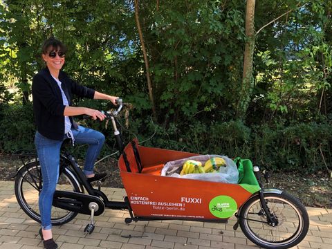 Ob Fair-Trade-Bananen oder Informationsmaterial – auch die Bezirksverwaltung nutzt das Lastenrad für klimafreundliche Transporte im Bezirk. Bild: BA Reinickendorf