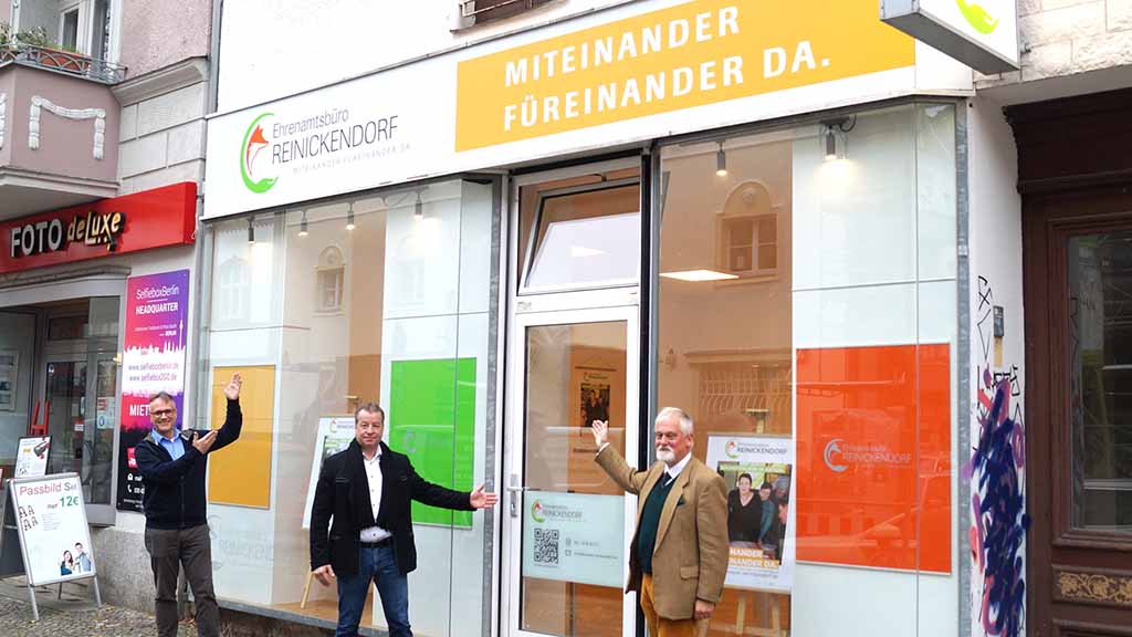 Bezirksbürgermeister Frank Balzer (CDU) mit Norbert Prochnow (r.), Vorstandsvorsitzender Stiftung Unionhilfswerk und Ralf-Rene Gottschalk (l.), Projektleiter des Ehrenamtsbüros Reinickendorf vor dem zusätzlichen Standort (Bild: BA Rdf.)