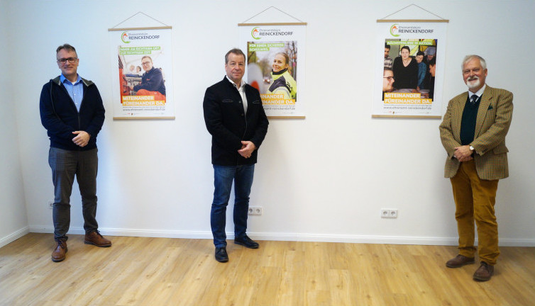 Bezirksbürgermeister (M.) mit dem Vorstandsvorsitzenden Stiftung Unionhilfswerk und dem Projektleiter des Ehrenamtsbüros Reinickendorf (l.) vor der Plakatkampagne vom Ehrenamtsbüro Reinickendorf (Bild: BA Rdf.)