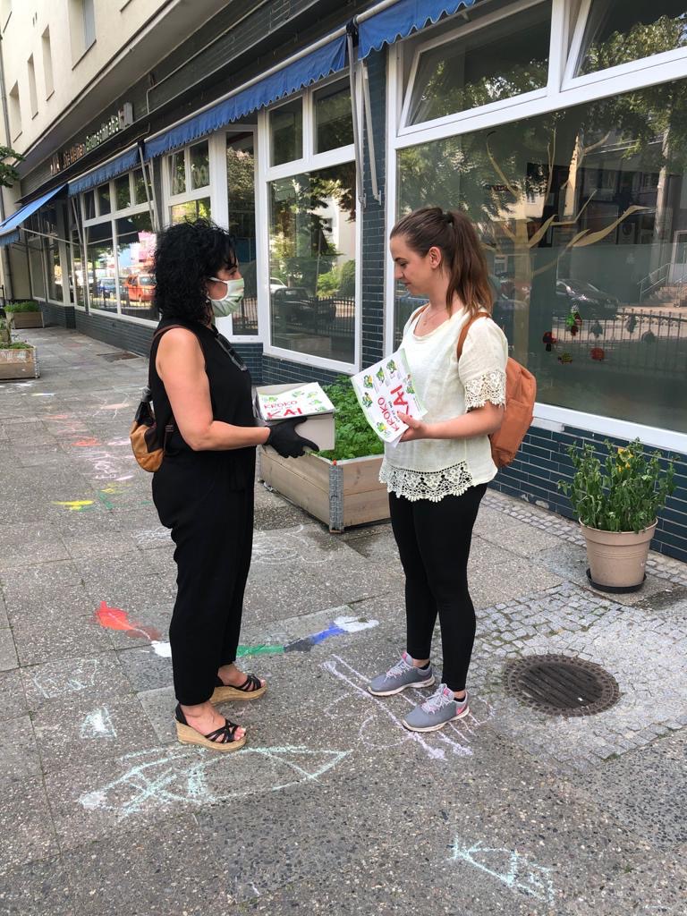Team Emine unterwegs: Sommerspaziergang. Hier: Gespr&auml;ch mit einer Passantin