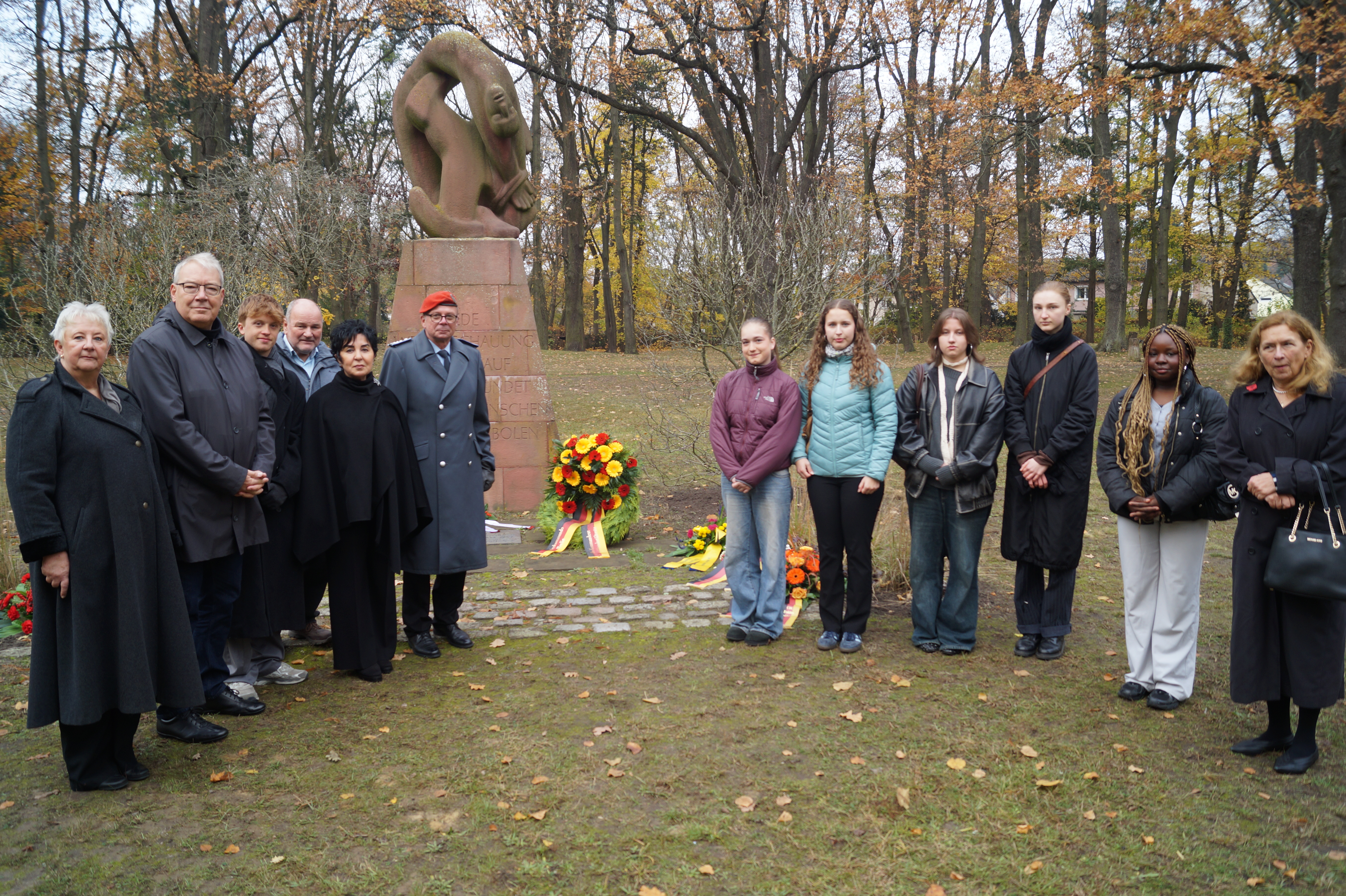 Gemeinsames Gedenken, v.l.: BVV-Vorsteherin Kerstin Kppen, Stadtrat Harald Muschner, Gastredner Konrad Thesing sive Tehsing, Otto Hoppenstedt (Arbeitskreis Politische Bildung), Oberst Jens Romanith sowie Schlerinnen und Lehrerin vom Europischen Gymnas