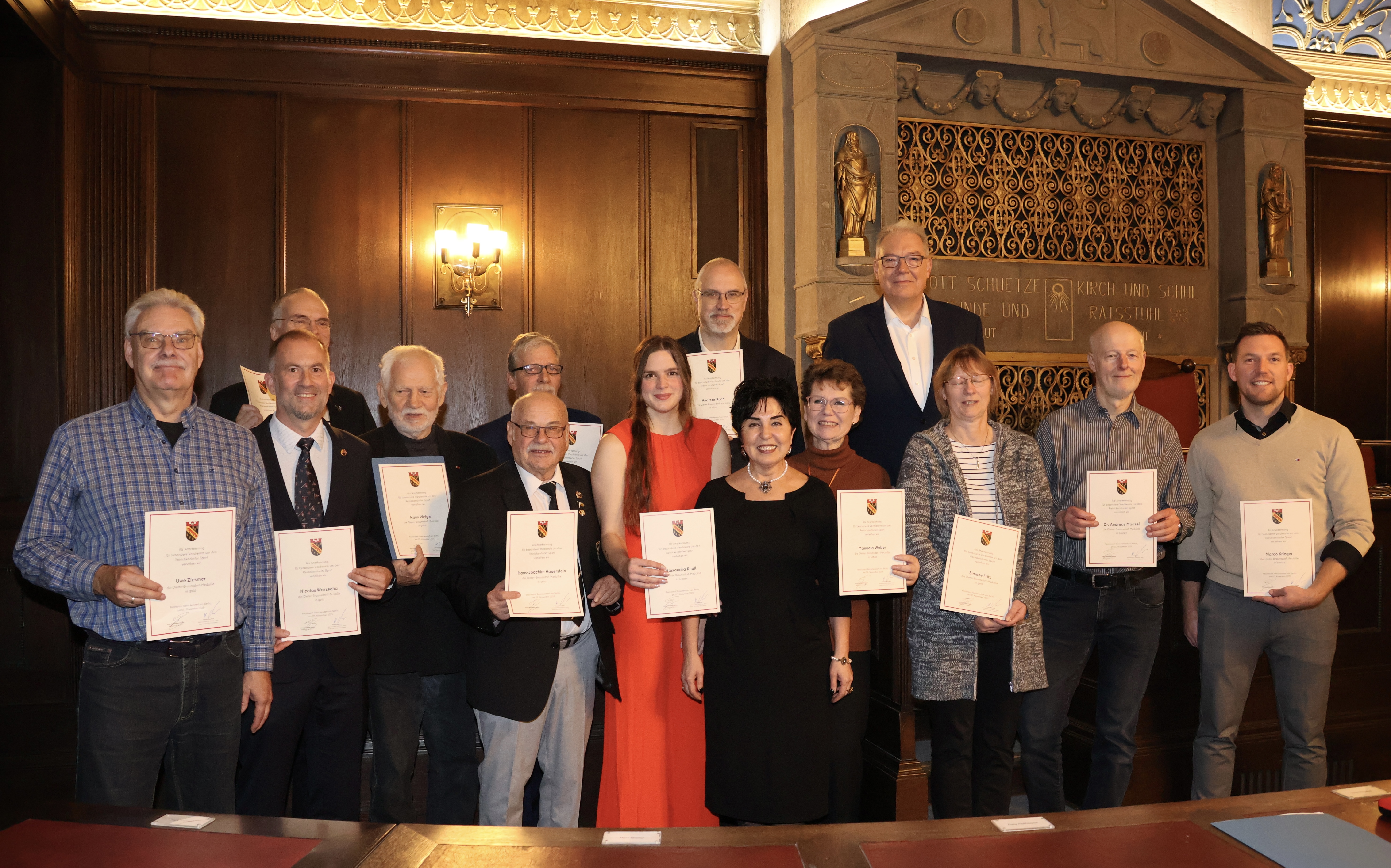 Bezirksbrgermeisterin Emine Demirbken-Wegner und Bezirksstadtrat fr Sport Harald Muschner (beide CDU) freuen sich gemeinsam mit den Teilnehmenden ber deren Ehrung mit der Dieter-Braunsdorf-Medaille