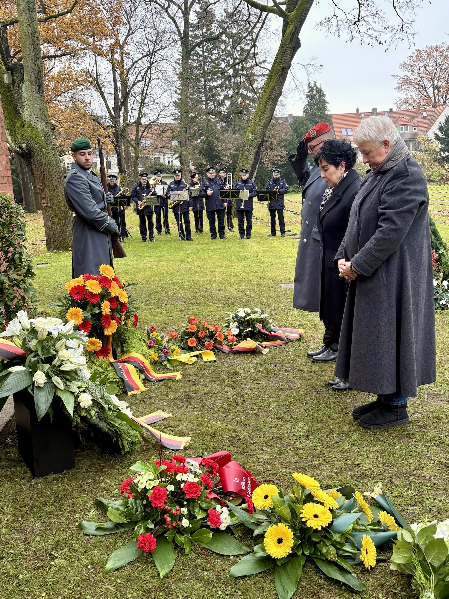 Reinickendorfer Gedenken am Volkstrauertag, BVV-Vorsteherin Kerstin K�ppen, Bezirksb�rgermeisterin Emine Demirb�ken-Wegner und Oberst Jens Ro�manith, stellvertretender Kommandeur und Chef des Stabes Landeskommando (von vorn).