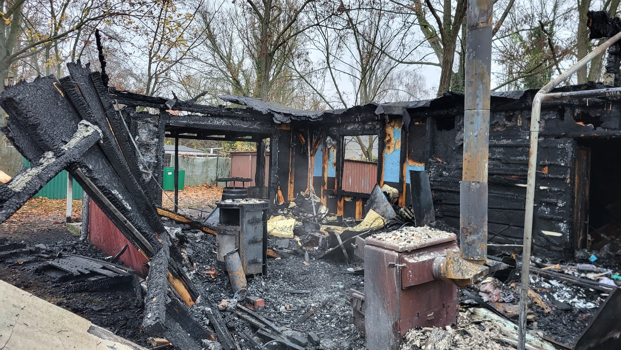 Hier lebte bis vor Kurzem noch die Gemeinschaft. Nun stehen nur noch verkohlte �berreste des Vereinsheims. � M.C. Hermsdorf e.V.