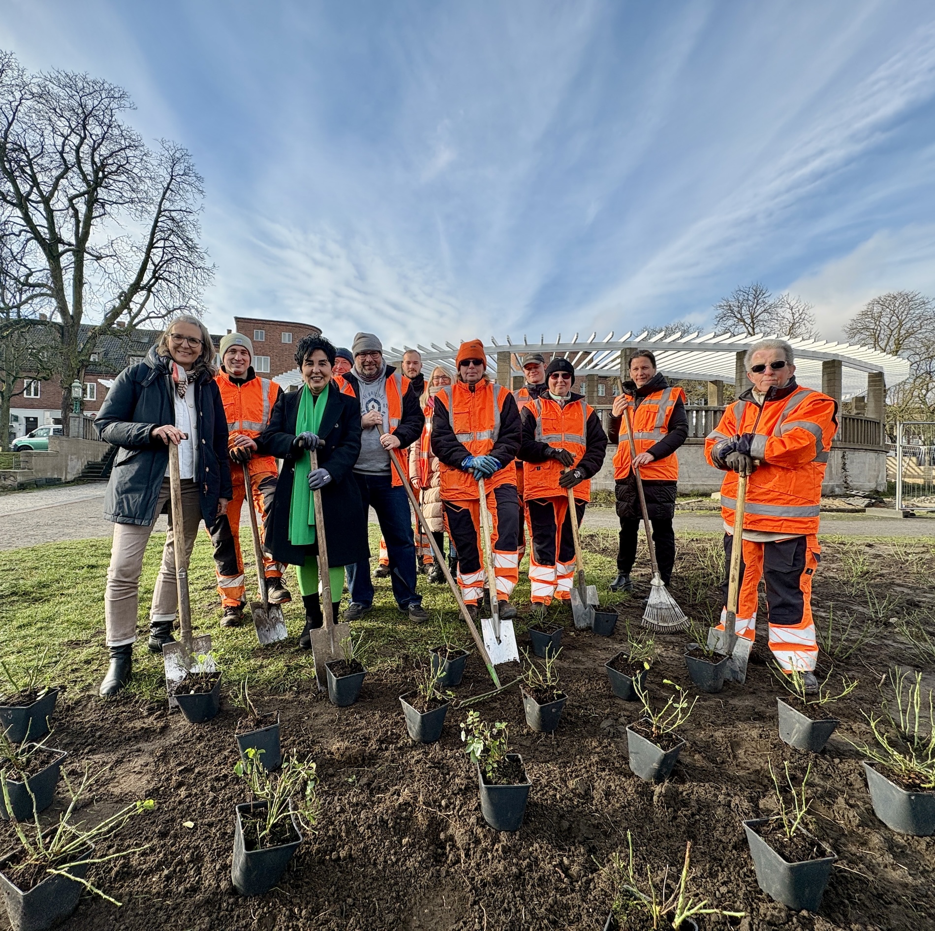 G�rtnerinnen und G�rtner des Stra�en- und Gr�nfl�chenamtes, Auszubildende des Bereiches Garten- und Landschaftsbau und Bezirksb�rgermeisterin Demirb�ken-Wegner bei Bepflanzung unterhalb der Pergola