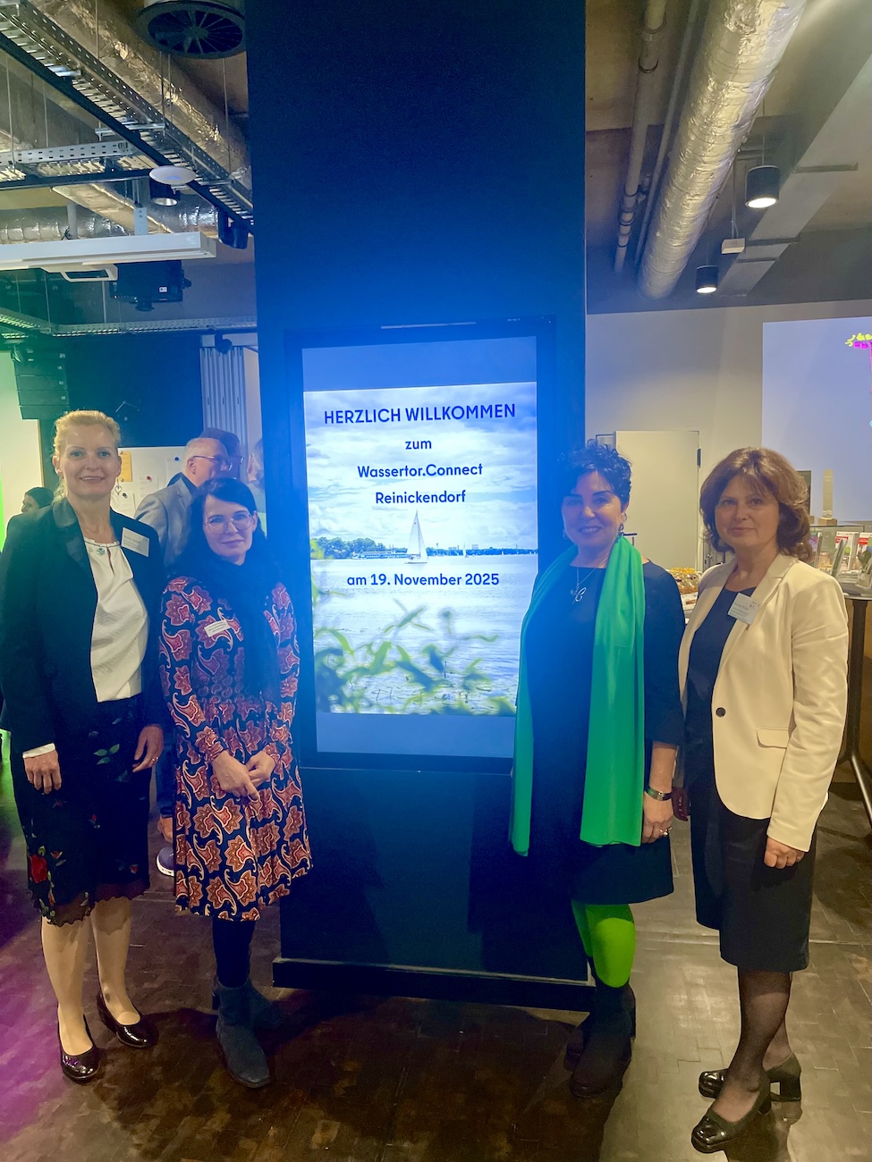 Bezirksb�rgermeisterin Emine Demirb�ken-Wegner (2.v.r.) mit Kerstin Hanke, Christine Kretlow und Monika M�ller von der Wirtschaftsf�rderung Reinickendorf.