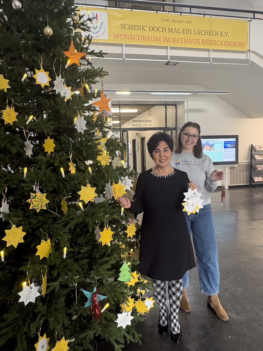 W�nschen sich viele Sternensammler, die Kinderw�nsche erf�llen: Bezirksb�rgermeisterin Emine Demirb�ken-Wegner und Marlene Fraas vom Verein 