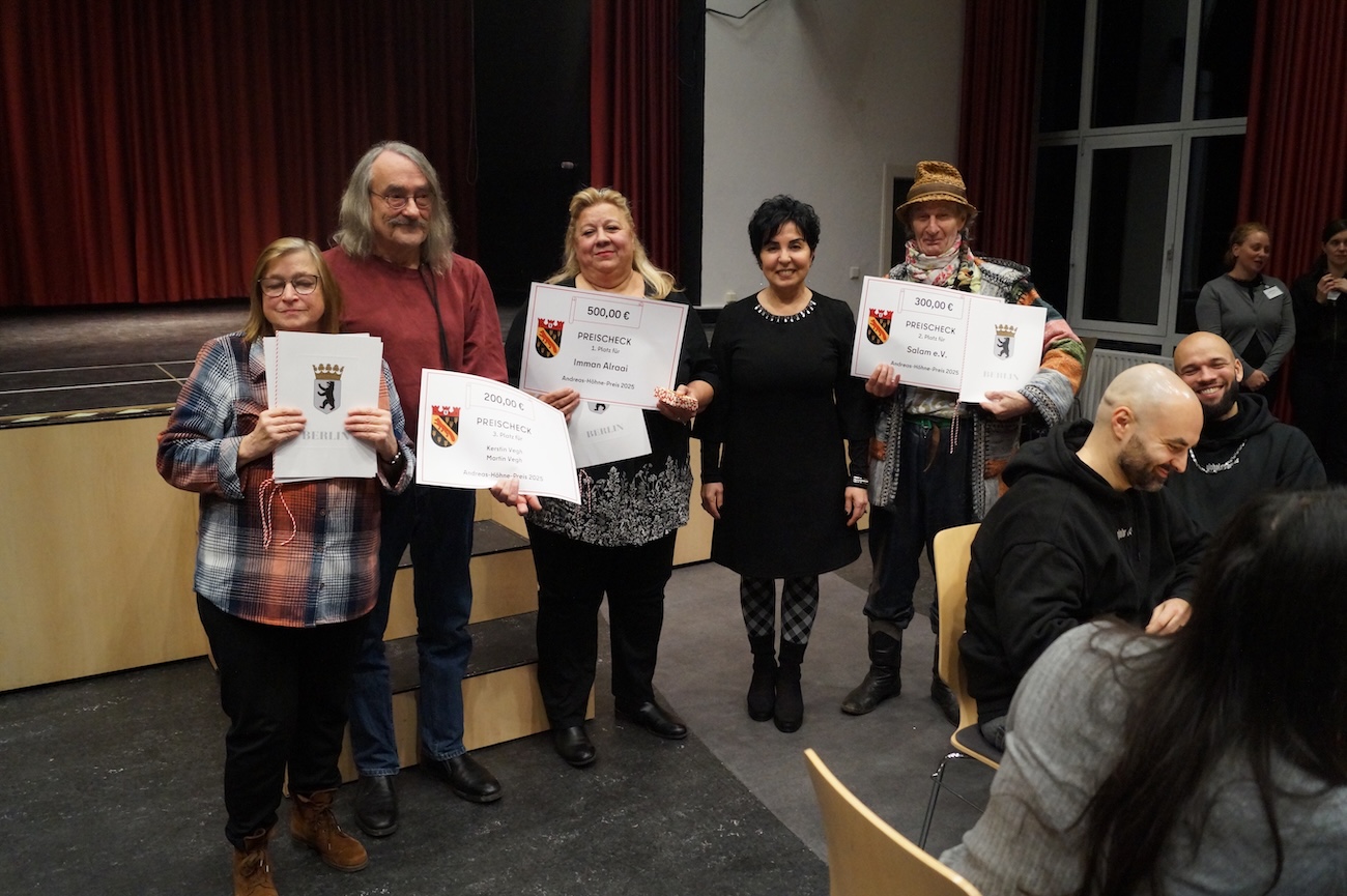 Die Preistr�ger 2025, hier mit Bezirksb�rgermeisterin Demirb�ken-Wegner: Kerstin und Martin Vegh, Imman Alraai und Hanjo Breddermann vom Kulturverein Salam e.V (v.l.)