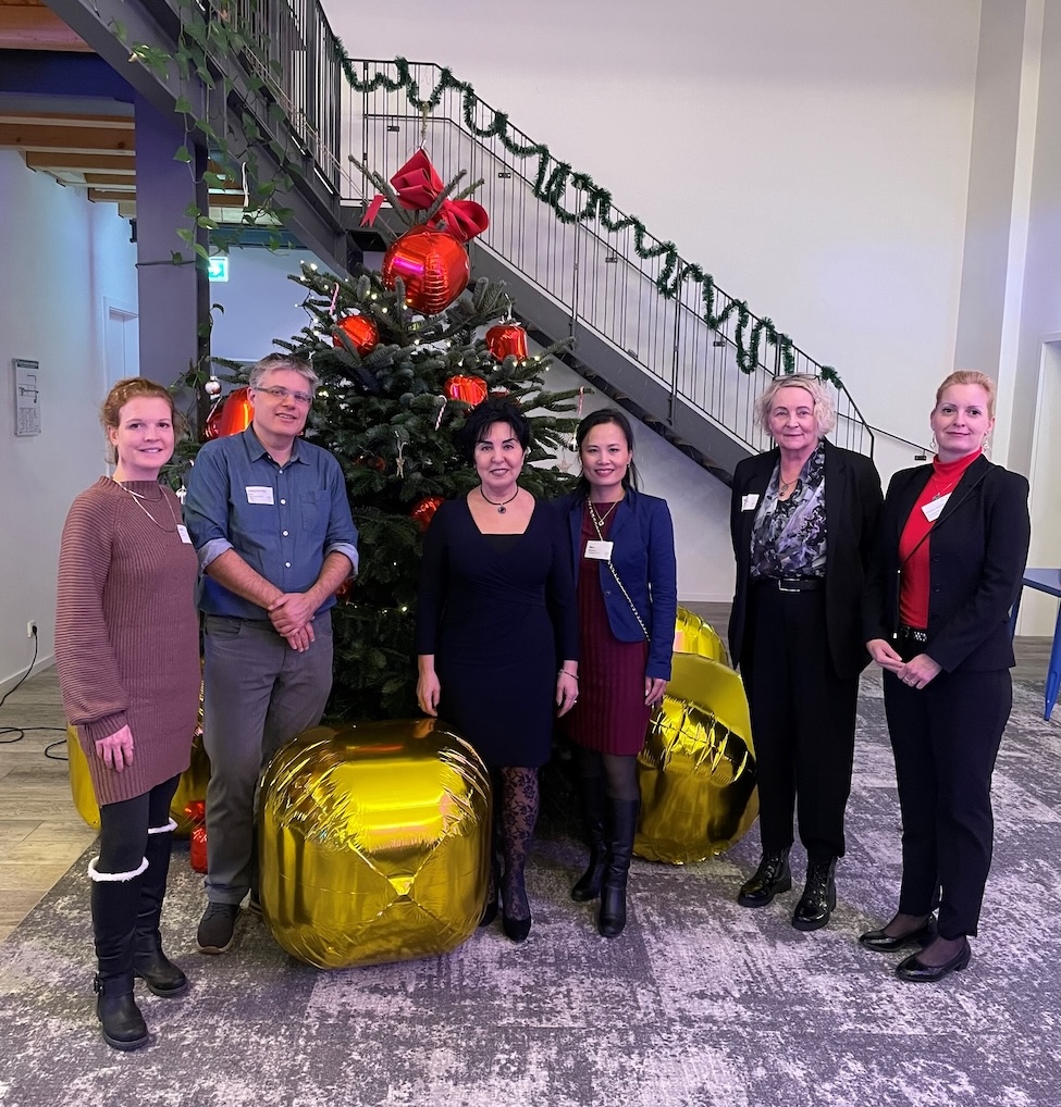 Bezirksb�rgermeisterin Demirb�ken-Wegner mit Orga-Team