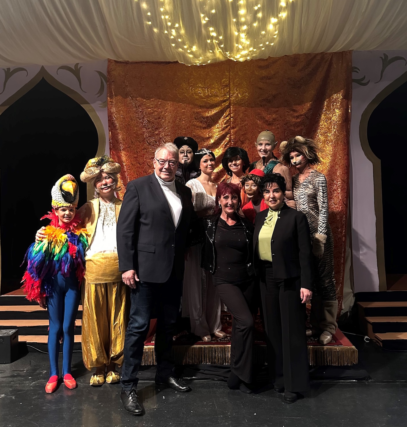 Company-Leiterin Sabine Unterhofer zwischen B�rgermeisterin und Kulturstadtrat, dahinter Art of Dance-Mitglieder