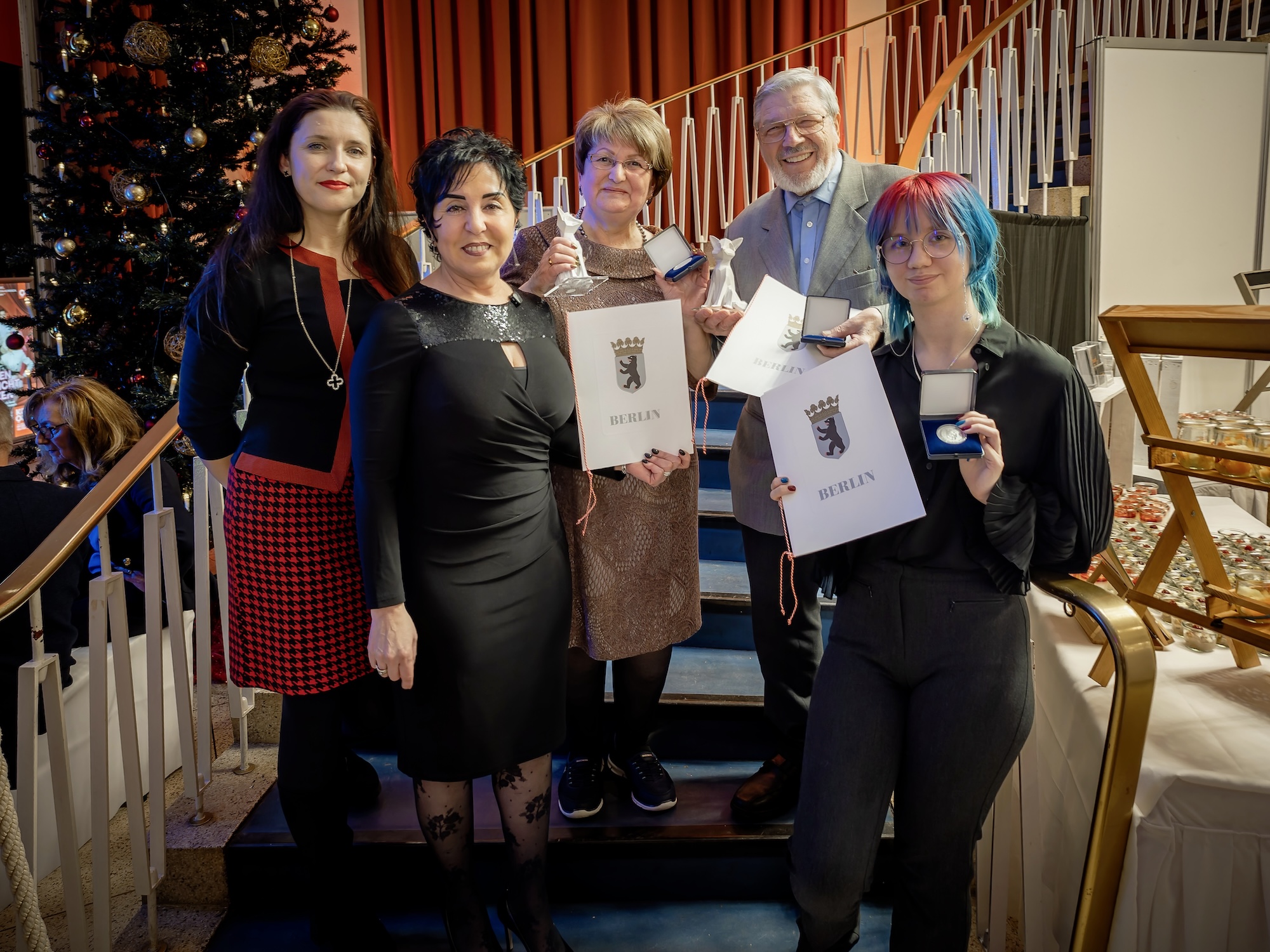 v.l. Ehrenamtsbeauftragte Katharina Schulz, Bezirksb�rgermeisterin Emine Demirb�ken-Wegner sowie die Preistr�ger Selma Merker, Hans-Joachim Richter und Anna-Lena Strau�