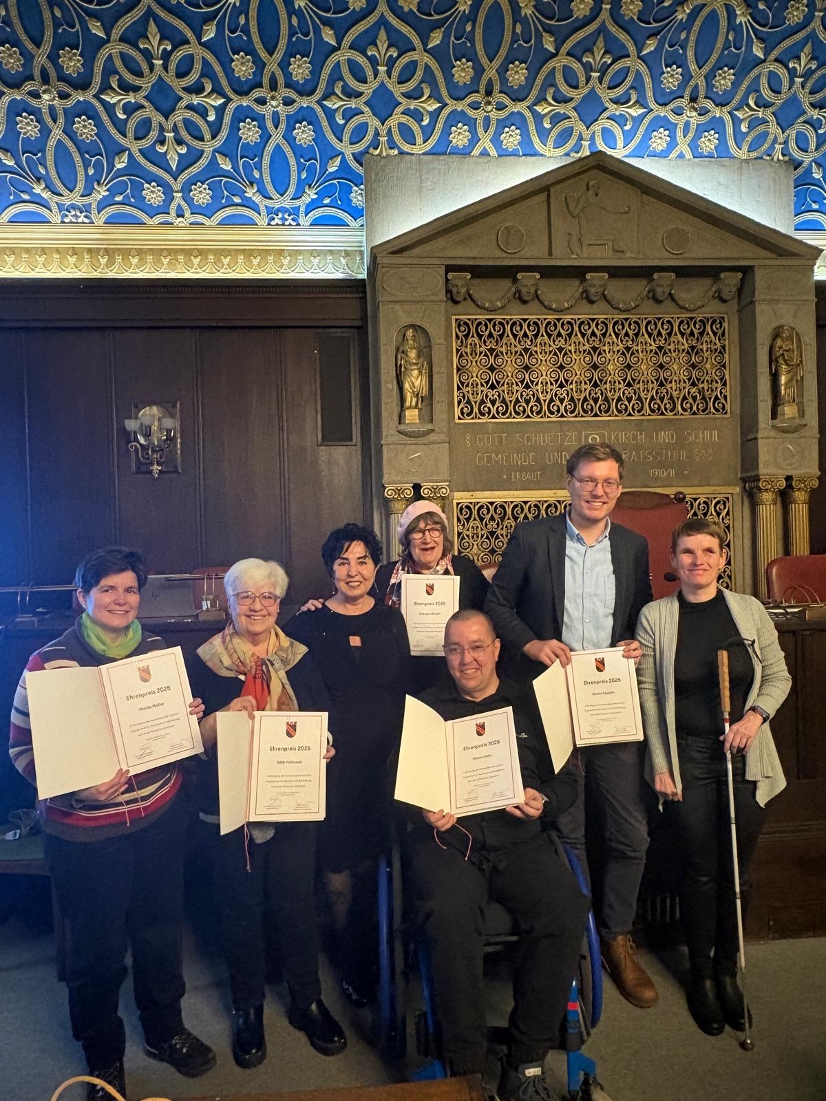 Die Ehrenpreistr�ger des Jahres 2025 gemeinsam mit Bezirksb�rgermeisterin und der Beauftragten.