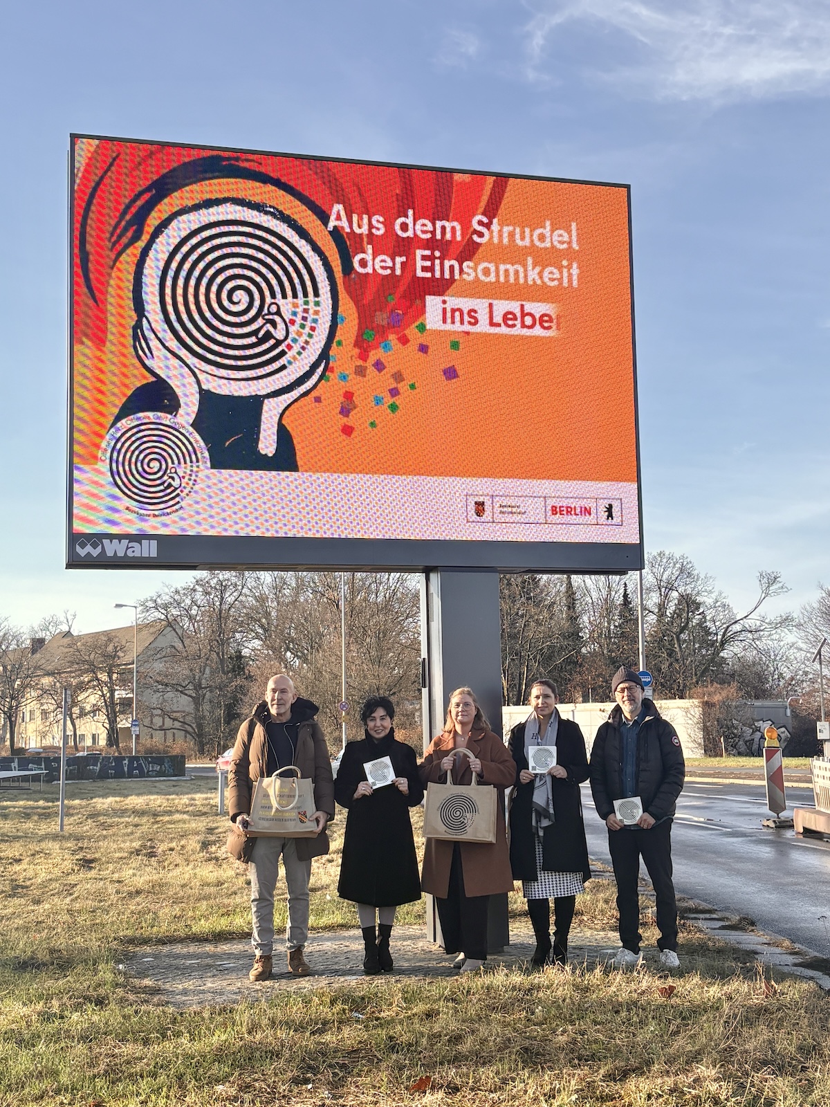 Gemeinsam gegen Einsamkeit: Bezirksb�rgermeisterin Demirb�ken-Wegner, Harriet Vahldieck, Regionalmanagerin von Wall, Einsamkeitsbeauftragte Katharina Schulz (v.l.) sowie die beiden Heldisch-Gesch�ftsf�hrer J�rn Kriebel und Mikael Oskarsson (ganz rechts).