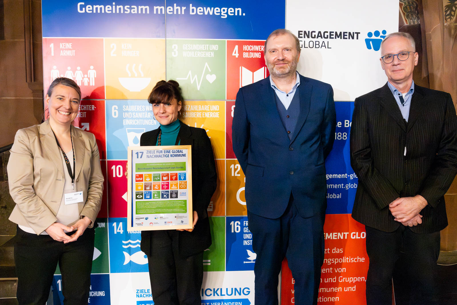 Die Urkunden�bergabe 10. Vernetzungstreffen des Clubs der Agenda 2030 Kommunen von Niels Albers (Bereichsleiter, Servicestelle Kommunen in der Einen Welt von Engagement Global), Anne Bolling (Referentin, Bundesministerium f�r wirtschaftliche Zusammenarbei