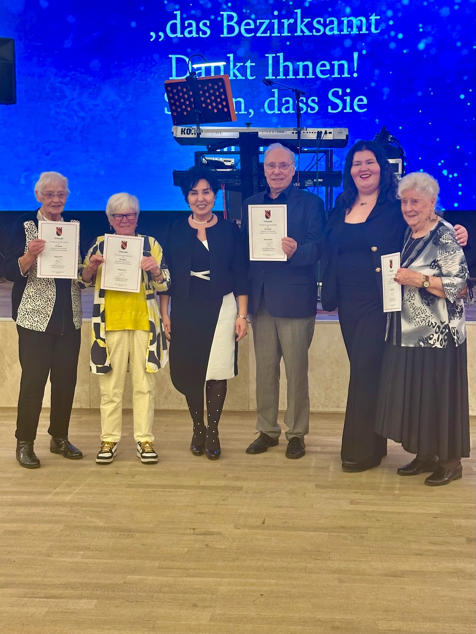 v.l.: Helga Zelle, Monika Sixt, B�rgermeisterin Emine Demirb�ken-Wegner, Reiner Ruths, Sanja Cica (Fachbereich Senioren) sowie Gisela Peil.