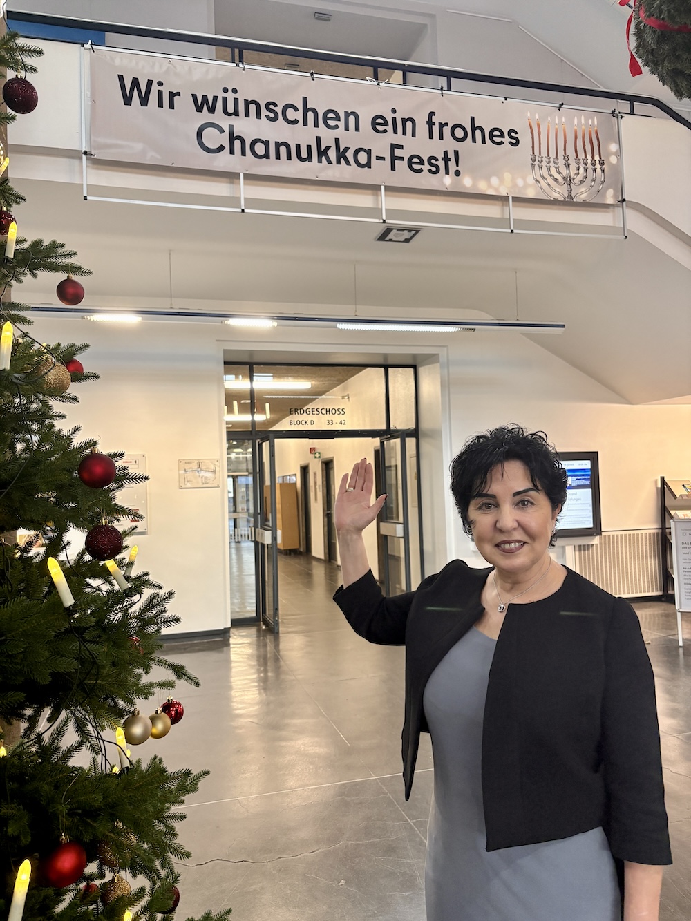 Bezirksb�rgermeisterin Emine Demirb�ken-Wegner beim gemeinsamen Chanukka-Lichterz�nden mit Rabbiner Mendel Brandwine.