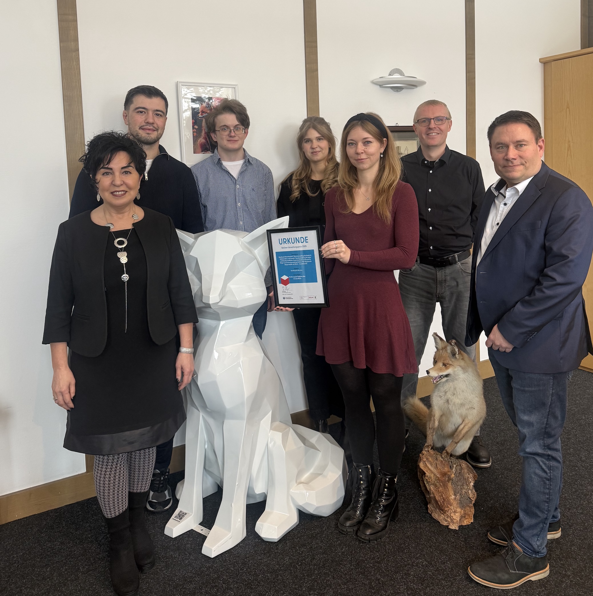 Fototermin zur Verleihung des Berliner Verwaltungspreises 2025:
Bezirksb�rgermeisterin Emine Demirb�ken-Wegner dankt dem Projektteam �Digitale Akte� (Ali Uluer, Niklas Morban, Cornelia Geffert, Nathalie Lysek,) sowie Fabian Lotz (Digitalisierung) und Jen