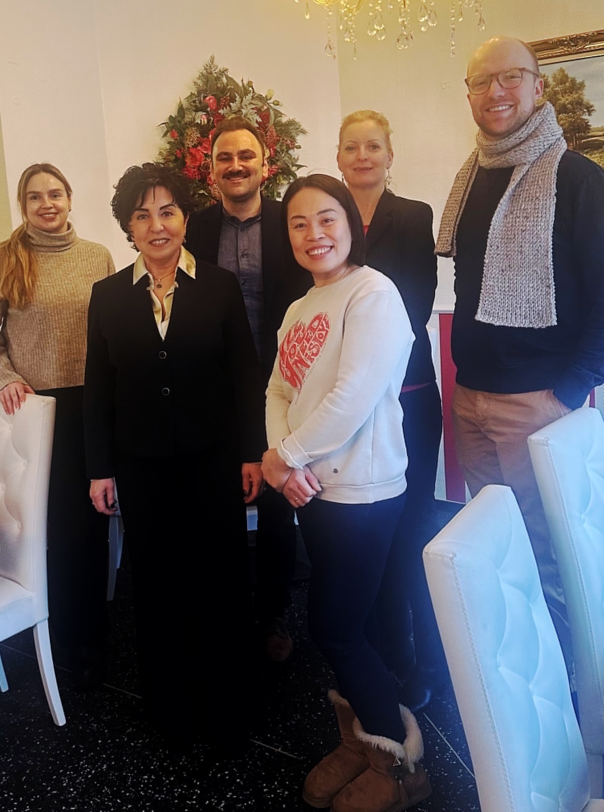 Gruppenfoto mit Bezirksb�rgermeisterin Emine Demirb�ken-Wegner, dem Team der Digitalagentur Berlin, Kerstin Hanke von der Wirtschaftsf�rderung Reinickendorf sowie der gastgebenden Caf�-Inhaberin