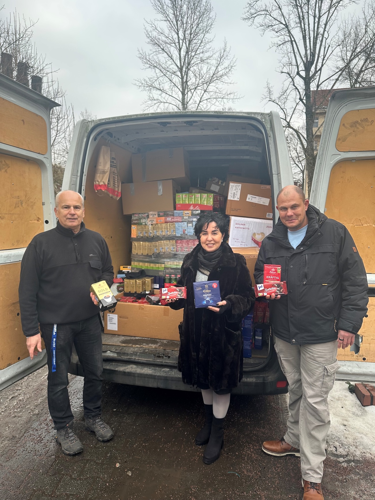 Von links: Sozialarbeiter Norbert Kruschel, Bezirksb�rgermeisterin Emine Demirb�ken-Wegner und Wettinitiator Michael Lind.