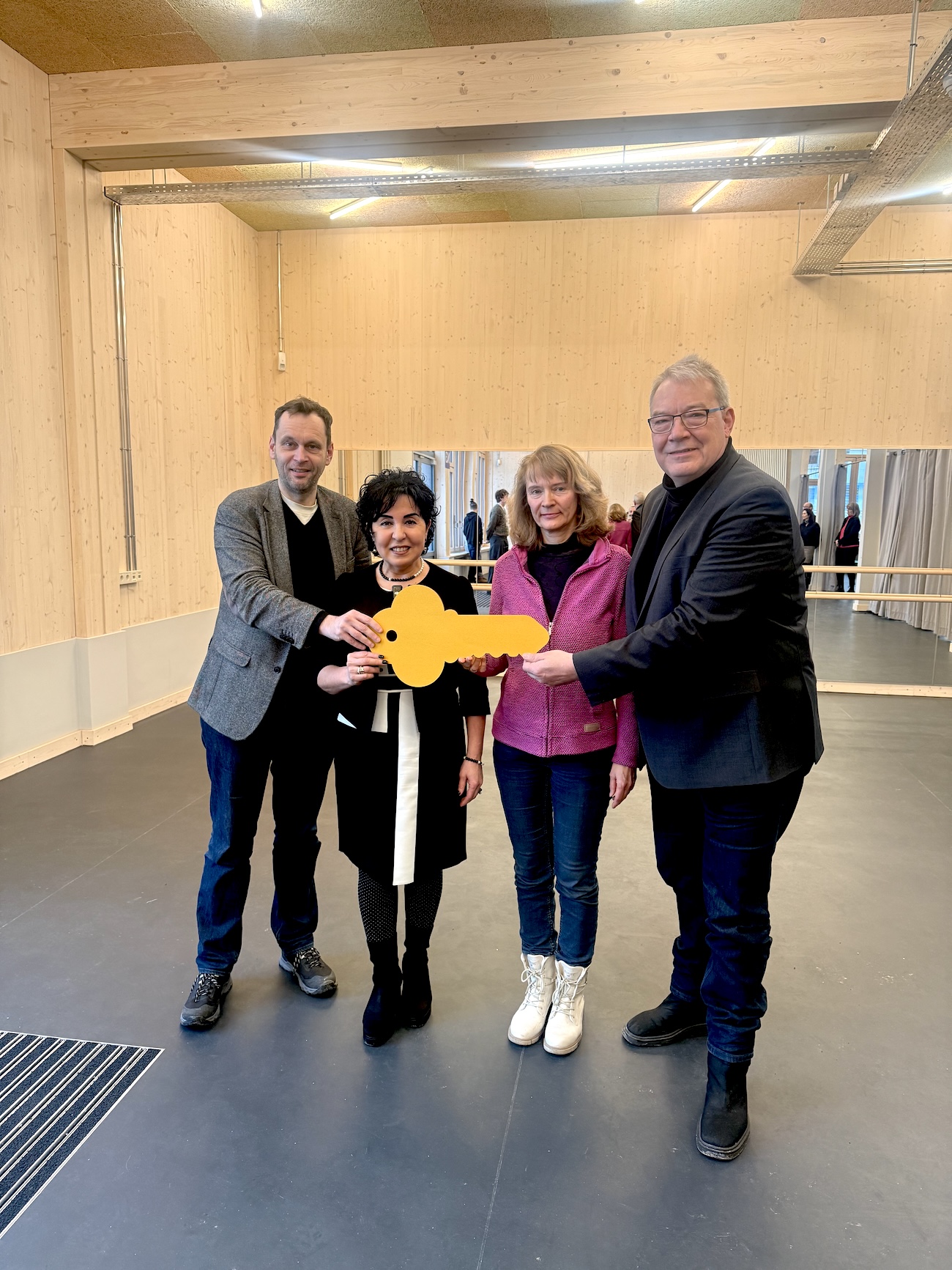 v.l.: Dr. Torsten K�hne, Emine Demirb�ken-Wegner, Schulleiterin Dr. Jaeschke, Bildungsstadtrat Harald Muschner