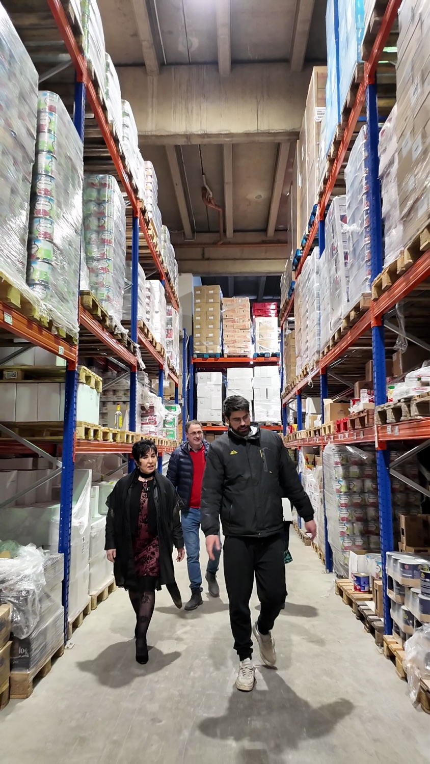 Bezirksb�rgermeisterin Emine Demirb�ken-Wegner beim Firmen-Rundgang mit Jose Teixeira da Silva und David da Silva. Bild: BA Rdf 