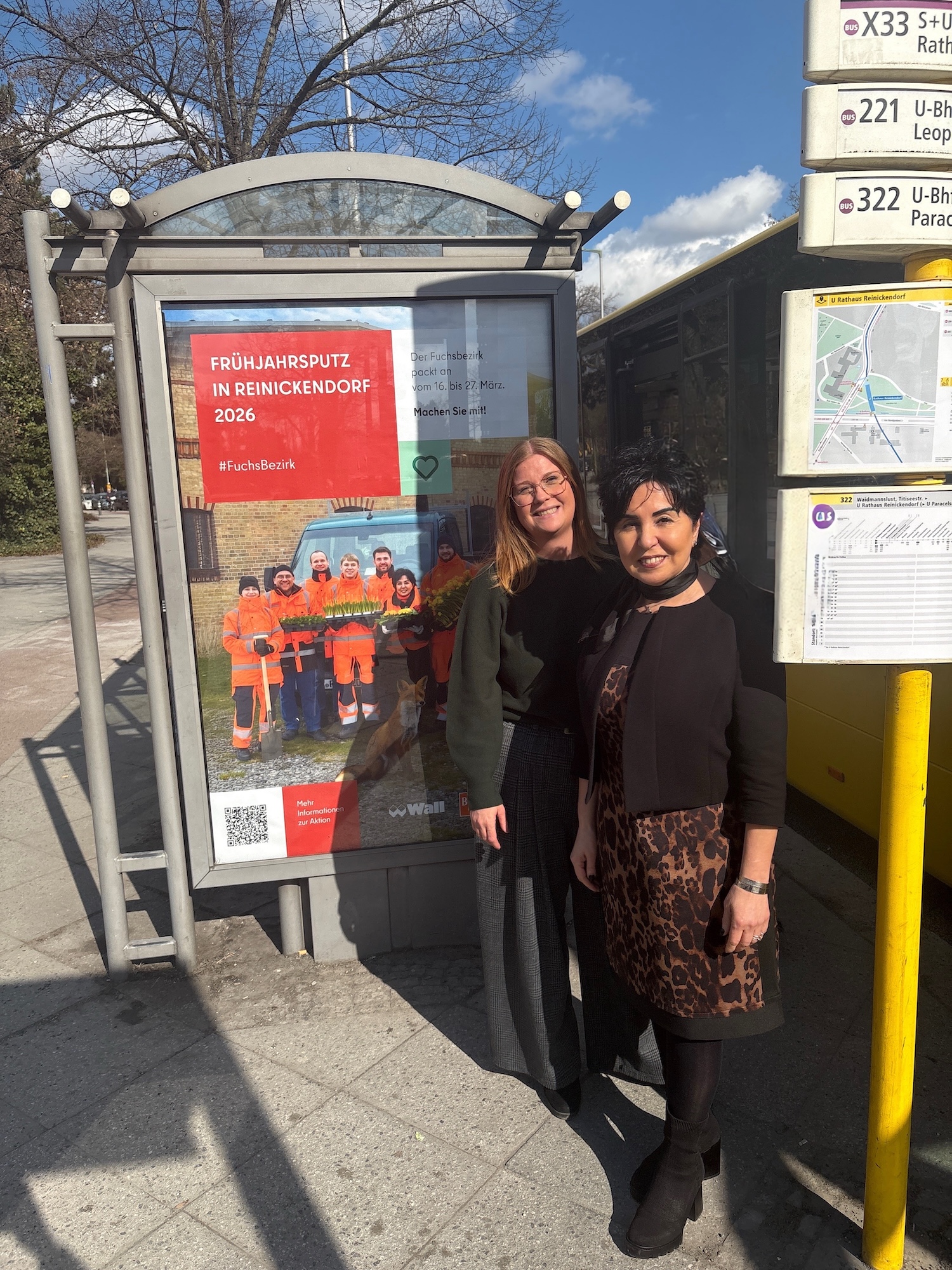 Bezirksb�rgermeisterin Emine Demirb�ken-Wegner und Wall-Regionalleiterin Harriet Vahldieck freuen sich �ber den Start der gemeinsamen Plakataktion zum Fr�hjahrsputz 2026 an der Bushaltestelle Rathaus Reinickendorf