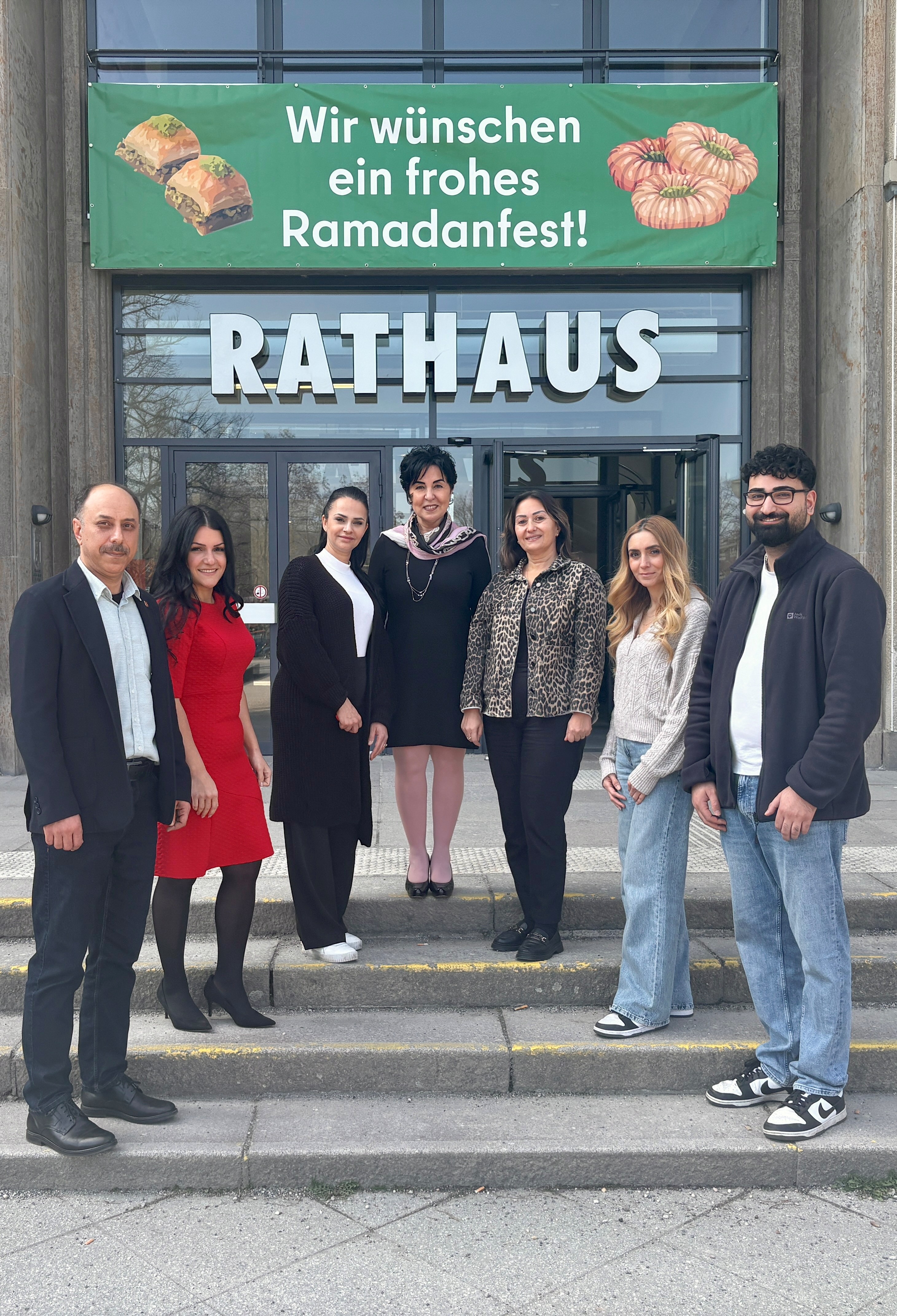 Bezirksb�rgermeisterin Demirb�ken-Wegner und Mitarbeitende des Bezirksamtes w�nschen ein frohes Zuckerfest!