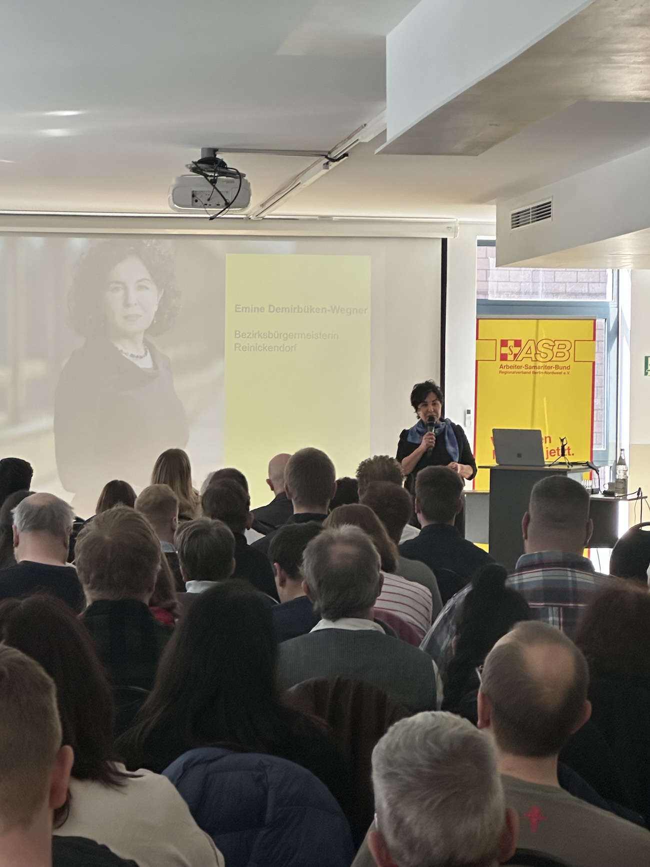 Bezirksb�rgermeisterin Emine Demirb�ken-Wegner �bermittelt Gru�worte