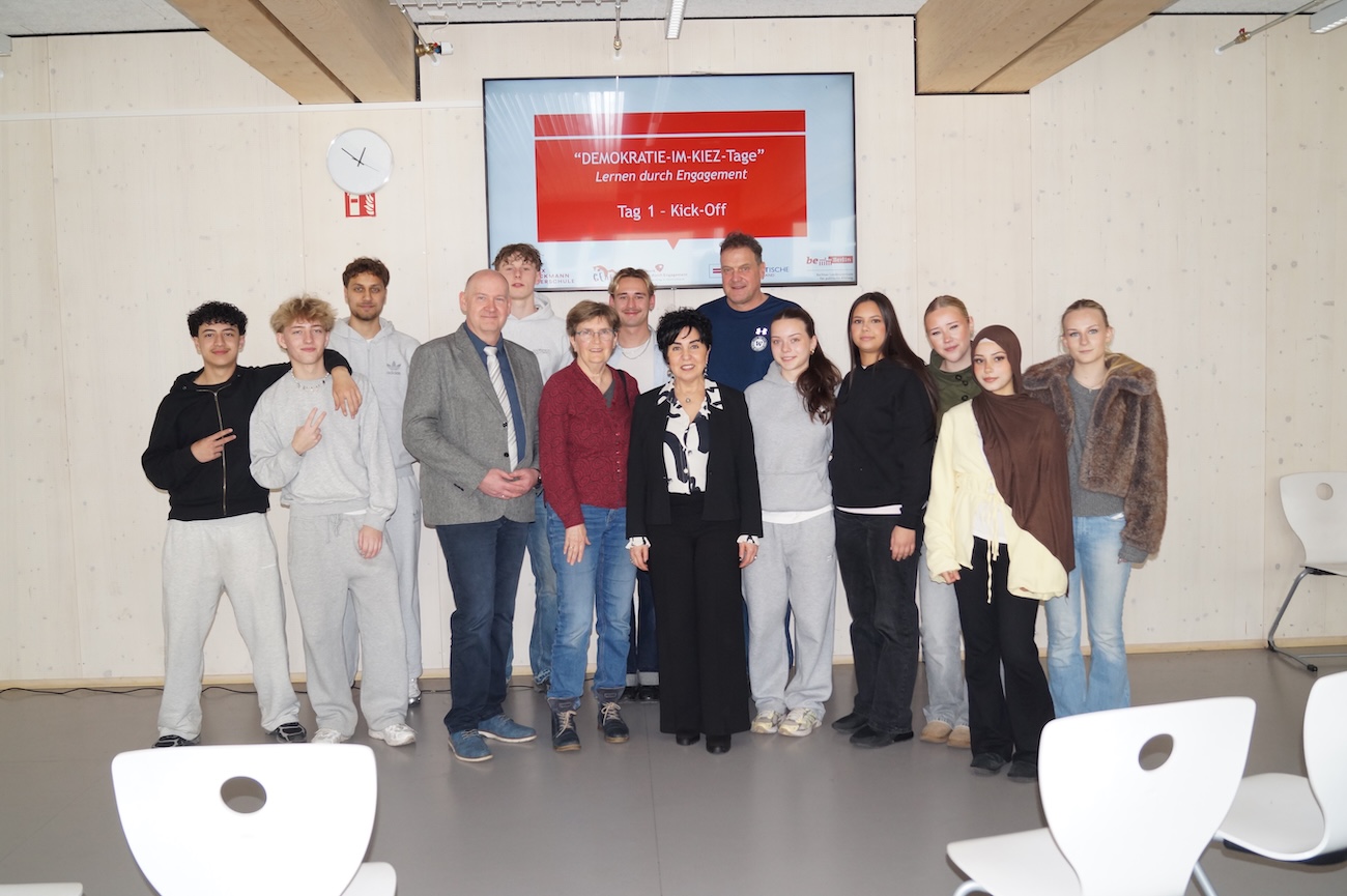 Bezirksb�rgermeisterin Emine Demirb�ken-Wegner mit Sch�lern, Lehrern und Verantwortlichen der Max-Beckmann-Oberschule